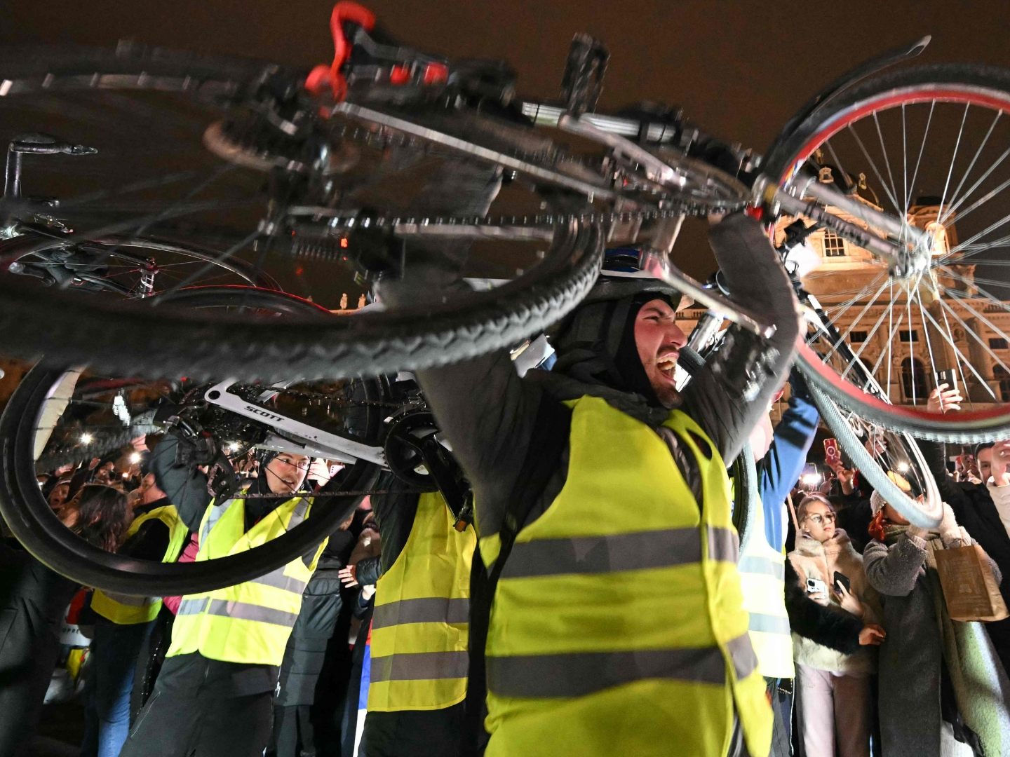 Protest auf zwei Rädern: Serbische Studierende radeln für Gerechtigkeit – Jubel in Wien, Kritik an Belgrad Protest auf zwei Rädern: Serbische Studierende radeln für Gerechtigkeit – Jubel in Wien, Kritik an Belgrad