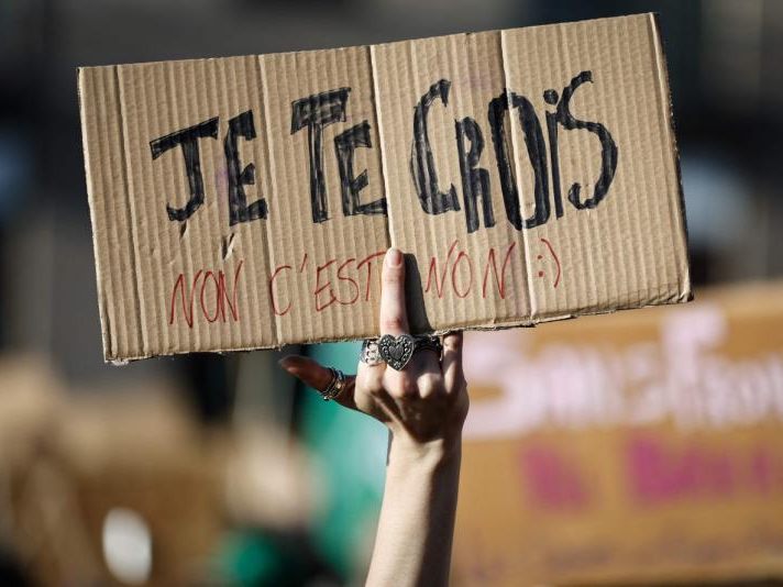 In Belgien kommt es wegen des Urteils zu Protesten. Hier ein Bild von einer Demonstration zum Weltfrauentag am 8. März 2025 in Brüssel. Auf dem Schild steht: "Ich glaube dir. Nein heißt nein."