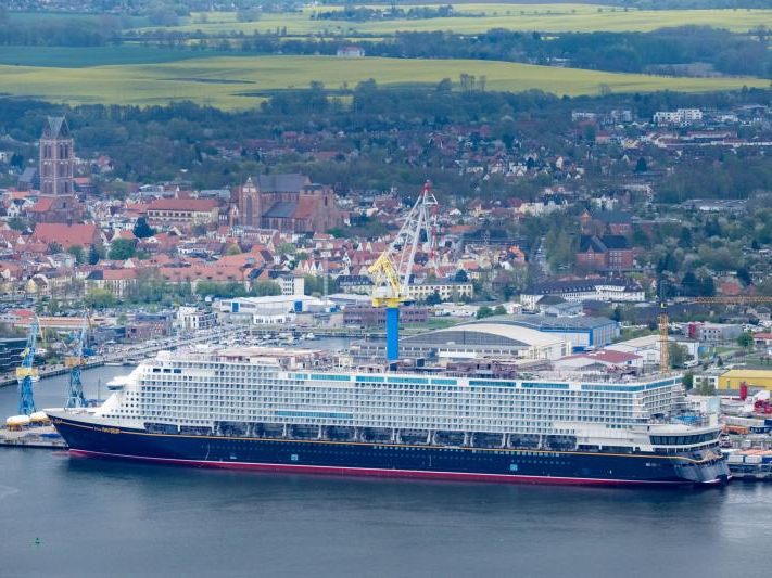 Nach Angaben der Staatskanzlei in Schwerin ist es das größte jemals in Deutschland gebaute Kreuzfahrtschiff und eines der größten Schiffe weltweit. Nach Angaben der Staatskanzlei in Schwerin ist es das größte jemals in Deutschland gebaute Kreuzfahrtschiff und eines der größten Schiffe weltweit.