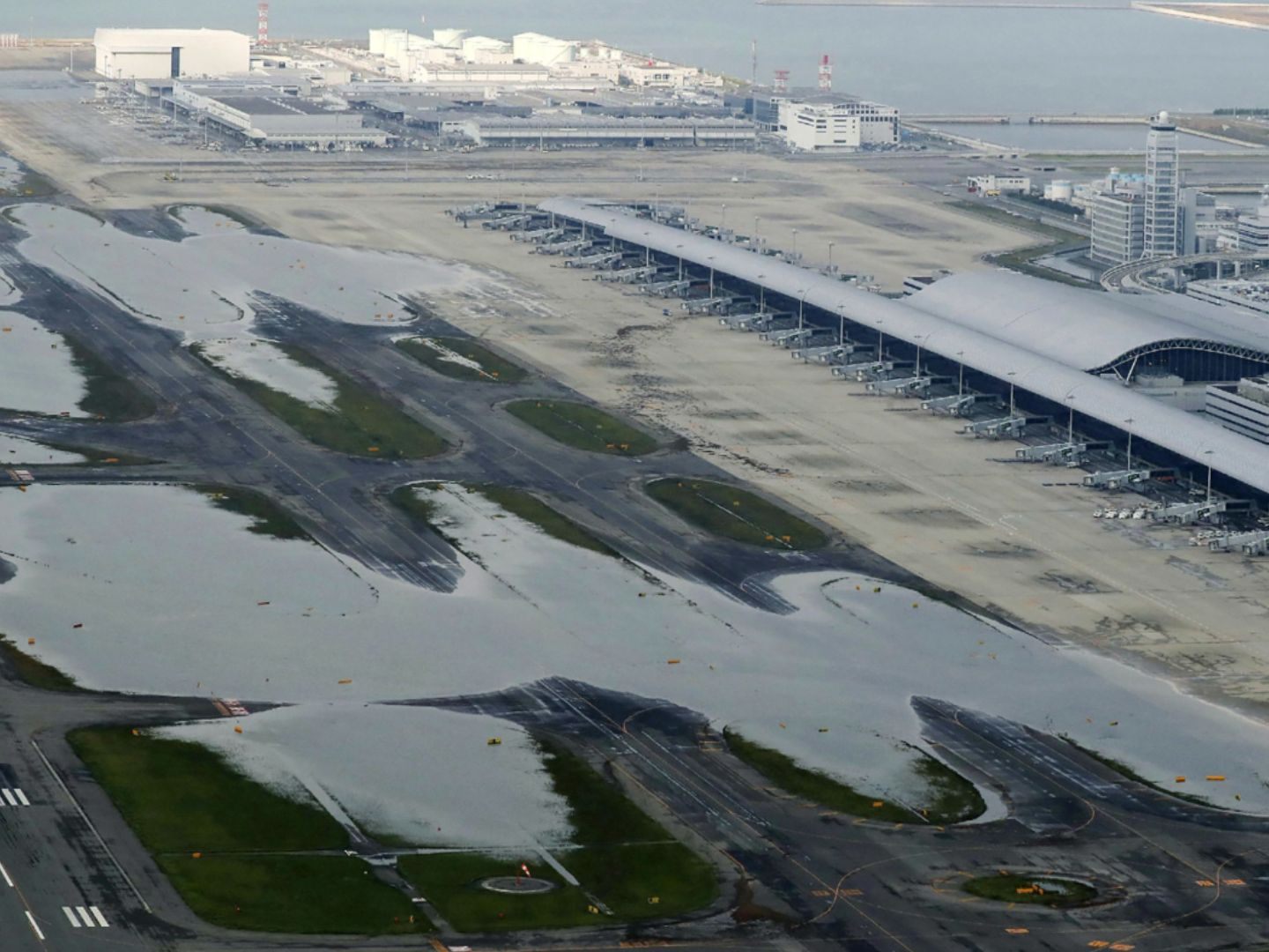 Luftbild des Kansai International Airport auf zwei künstlichen Inseln in der Bucht von Osaka.