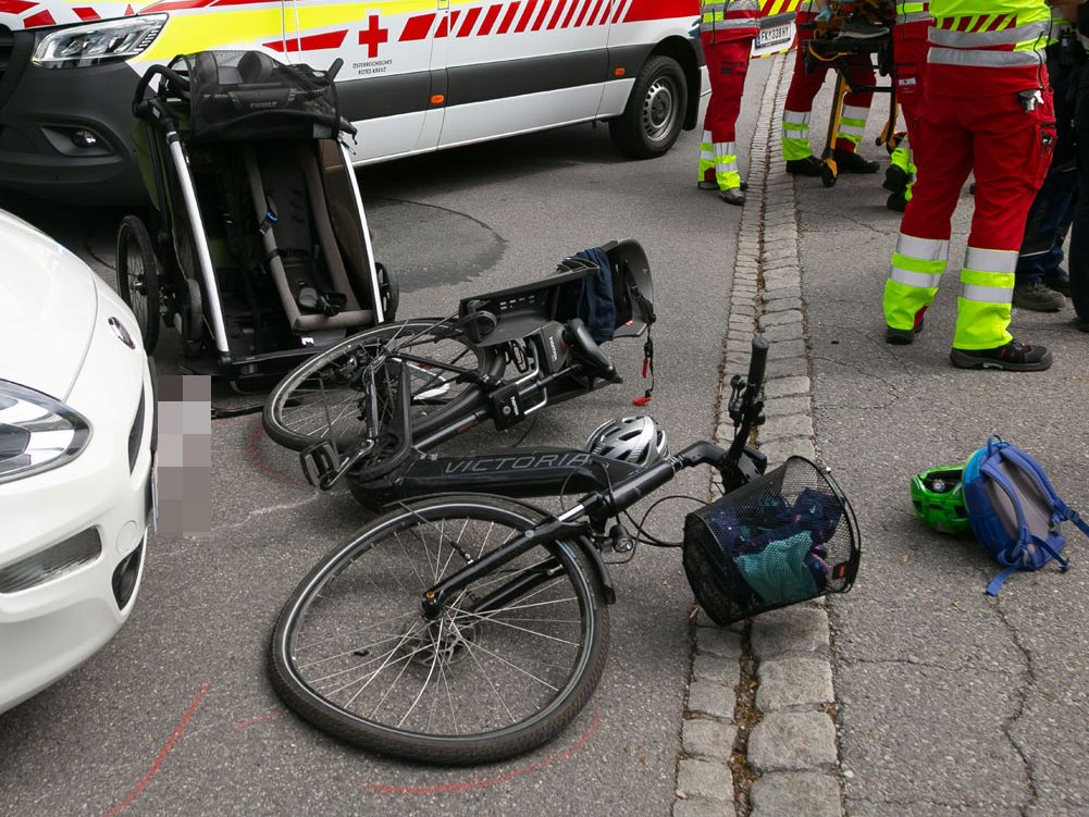 Pkw übersieht beim Abbiegen Radfahrerin mit Anhänger.