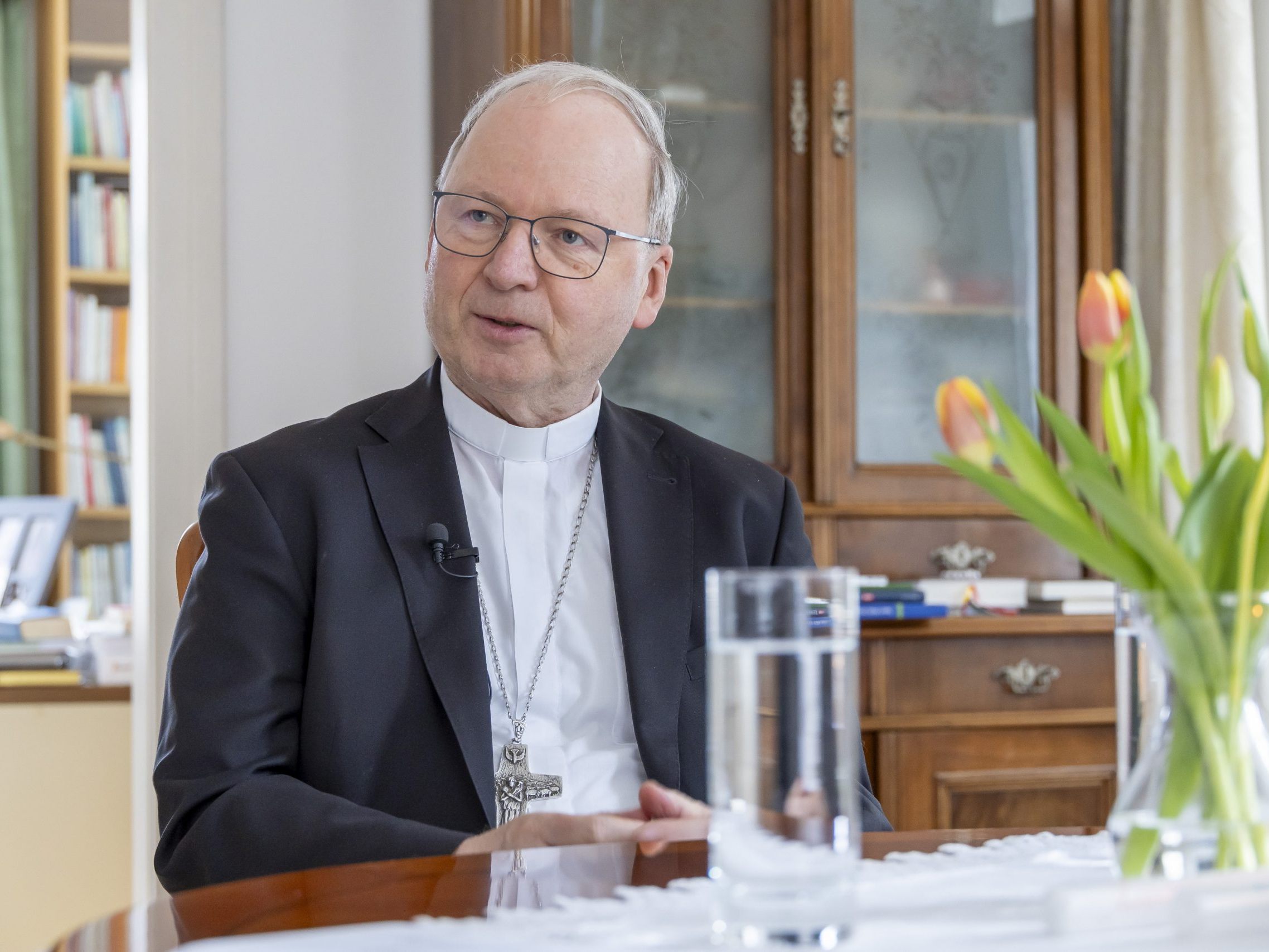 Bischof Benno Elbs gedenkt Papst Franziskus. Bischof Benno Elbs gedenkt Papst Franziskus.