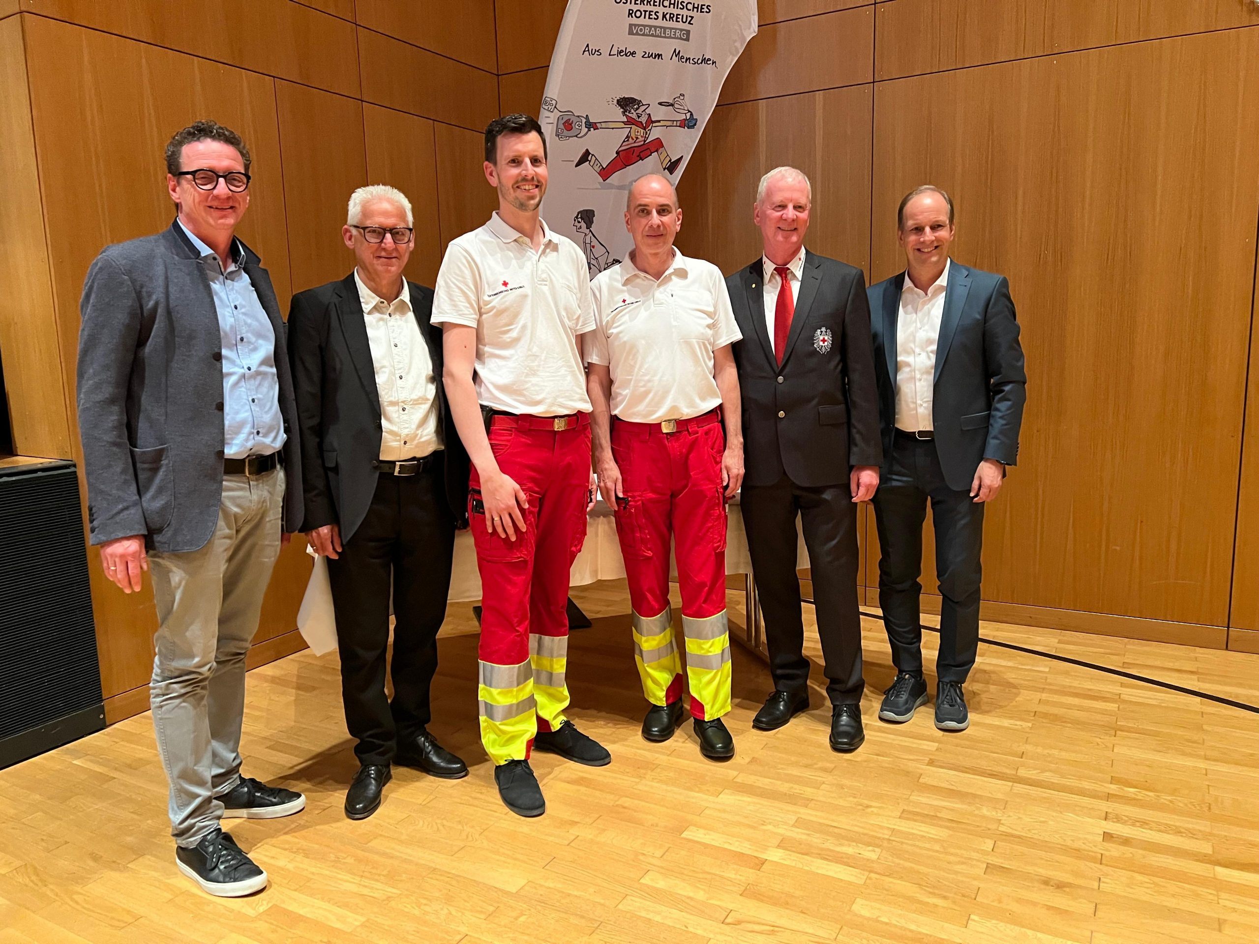 v. l. Bgm. Markus Giesinger (Altach), Rotkreuz-Präsident Ludwig Summer, Johannes Bertsch, Thomas Maierhofer, Landesrettungskommandant Gerhard Kräutler, Bgm. Dieter Egger (Hohenems)