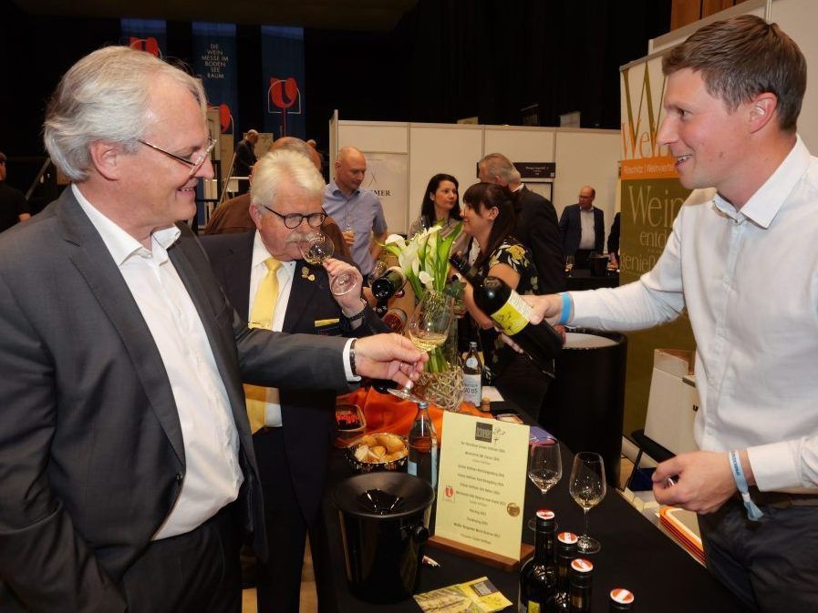 Landtagspräsident Harald Sonderegger am Stand des preisgekrönten Weinguts Schneider.