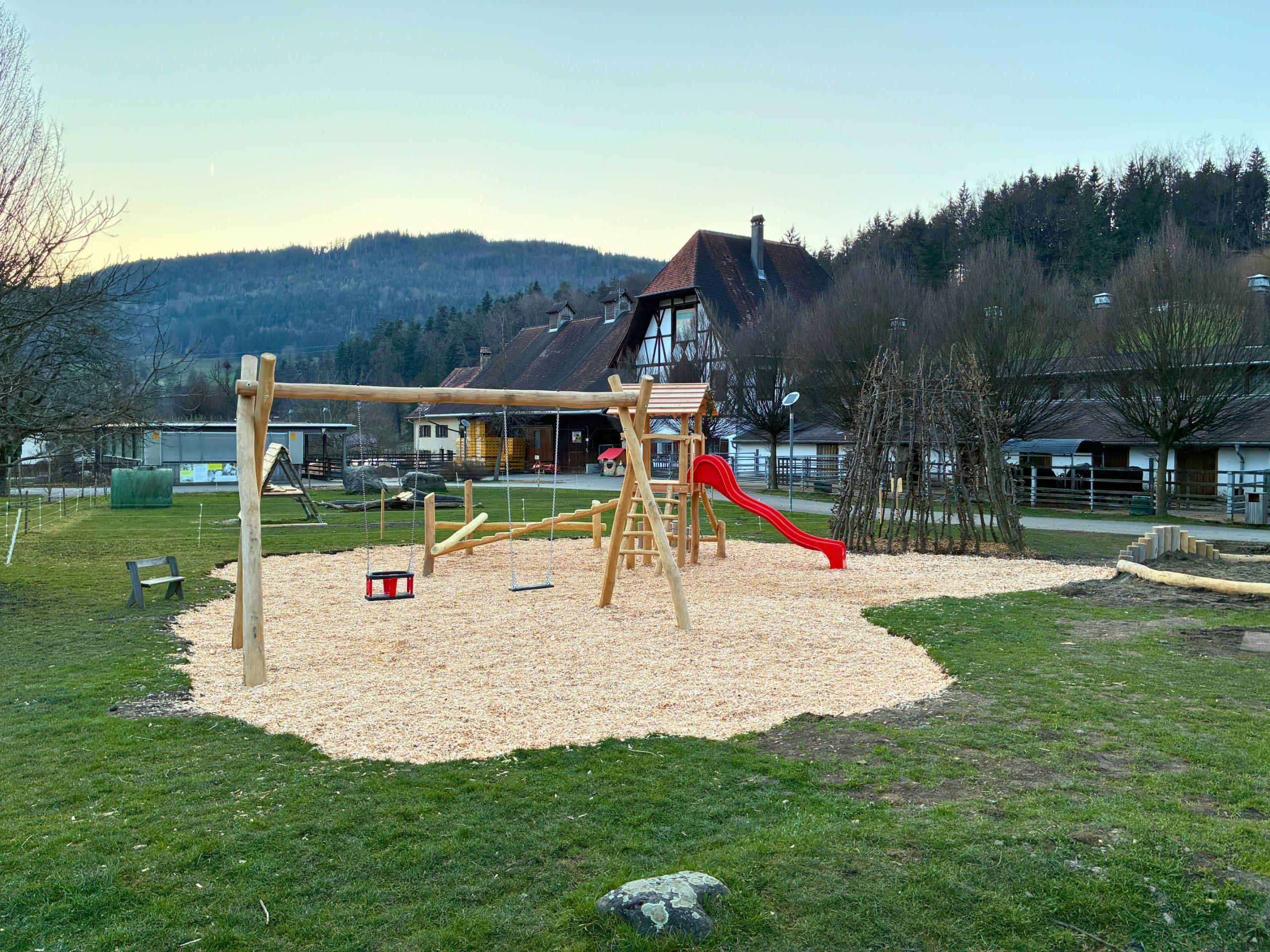 So richtig austoben können sich die kleinen Gäste etwa auf dem kürzlich rundumerneuerten Spielplatz.