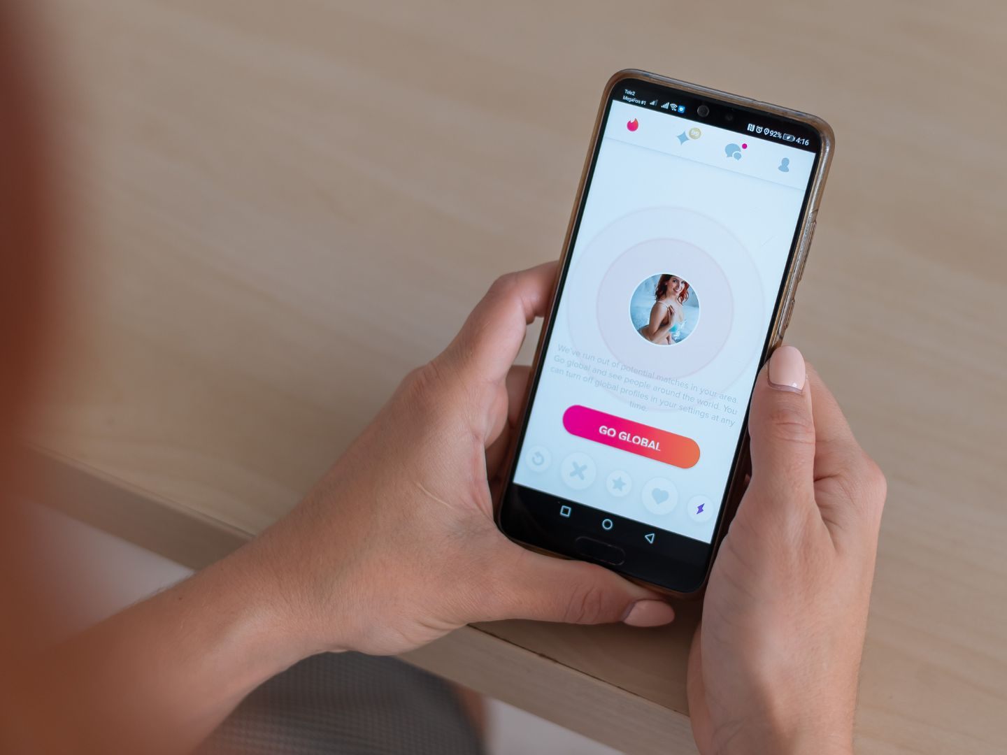 Tinder-Nutzer müssen sich künftig per Ausweis und Selfie verifizieren. Das neue Feature soll Fake-Profile eindämmen und das Dating sicherer machen. Tinder-Nutzer müssen sich künftig per Ausweis und Selfie verifizieren. Das neue Feature soll Fake-Profile eindämmen und das Dating sicherer machen.