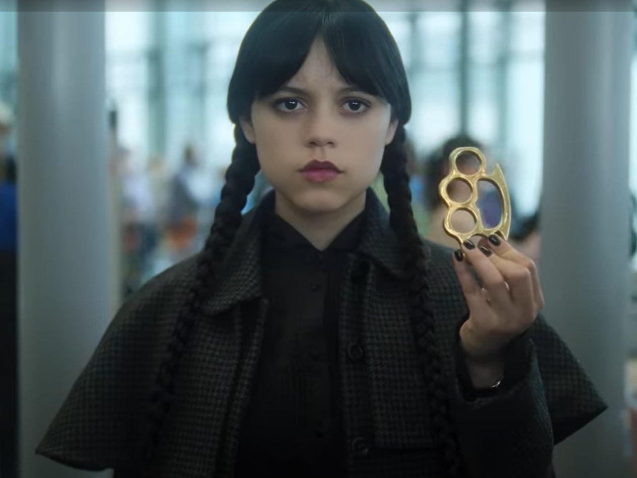 Wednesday Addams (Jenna Ortega) mit Schlagring: Szene aus dem offiziellen Teaser-Trailer zur zweiten Staffel der Netflix-Serie. Wednesday Addams (Jenna Ortega) mit Schlagring: Szene aus dem offiziellen Teaser-Trailer zur zweiten Staffel der Netflix-Serie.