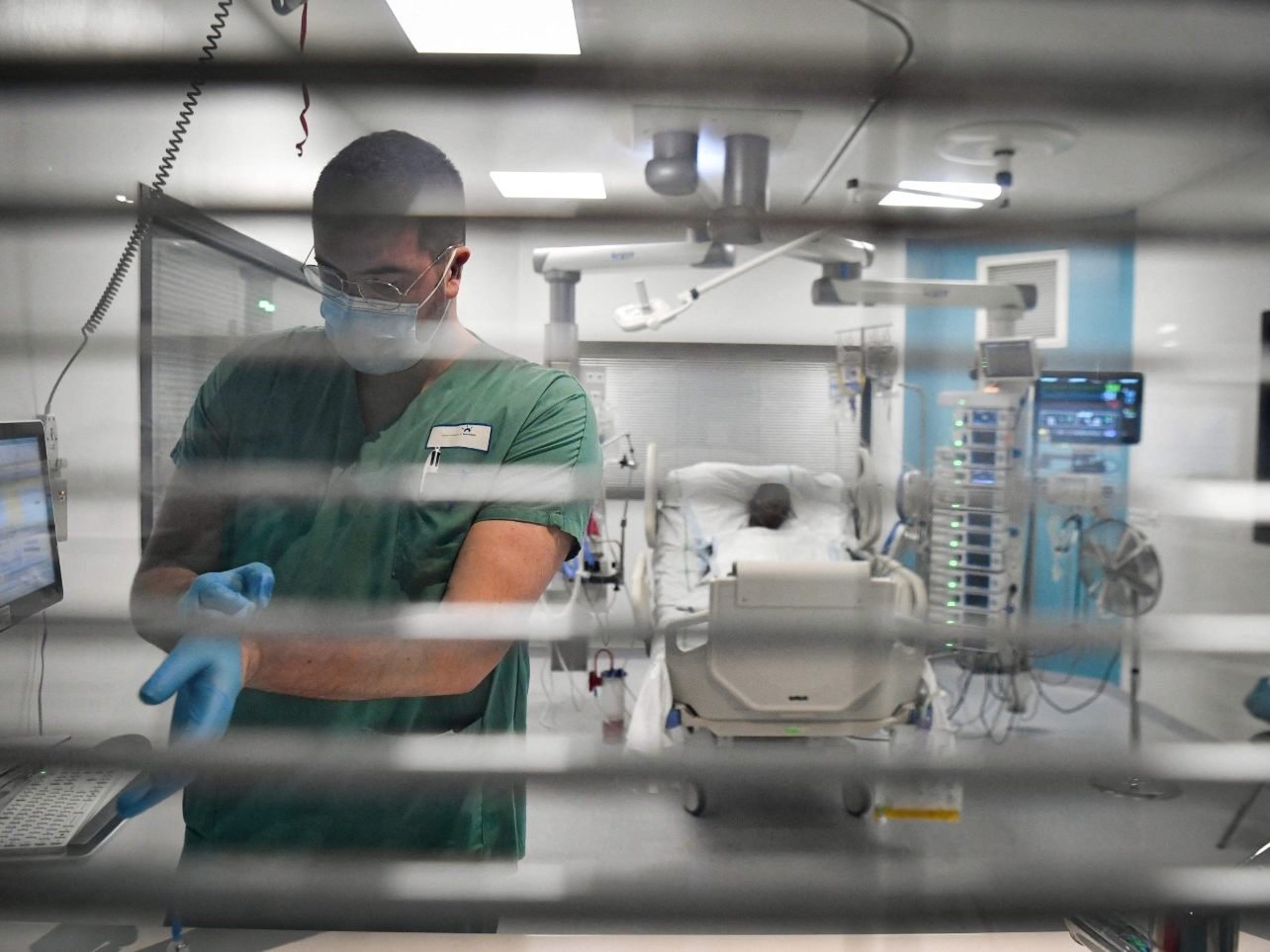 Blick in eine Intensivstation: Zwischen modernster Technik, Arbeitsbelastung und begrenzten Ressourcen steht das Gesundheitssystem vor der Frage: Wie gerecht ist der Zugang zur medizinischen Versorgung? Blick in eine Intensivstation: Zwischen modernster Technik, Arbeitsbelastung und begrenzten Ressourcen steht das Gesundheitssystem vor der Frage: Wie gerecht ist der Zugang zur medizinischen Versorgung?