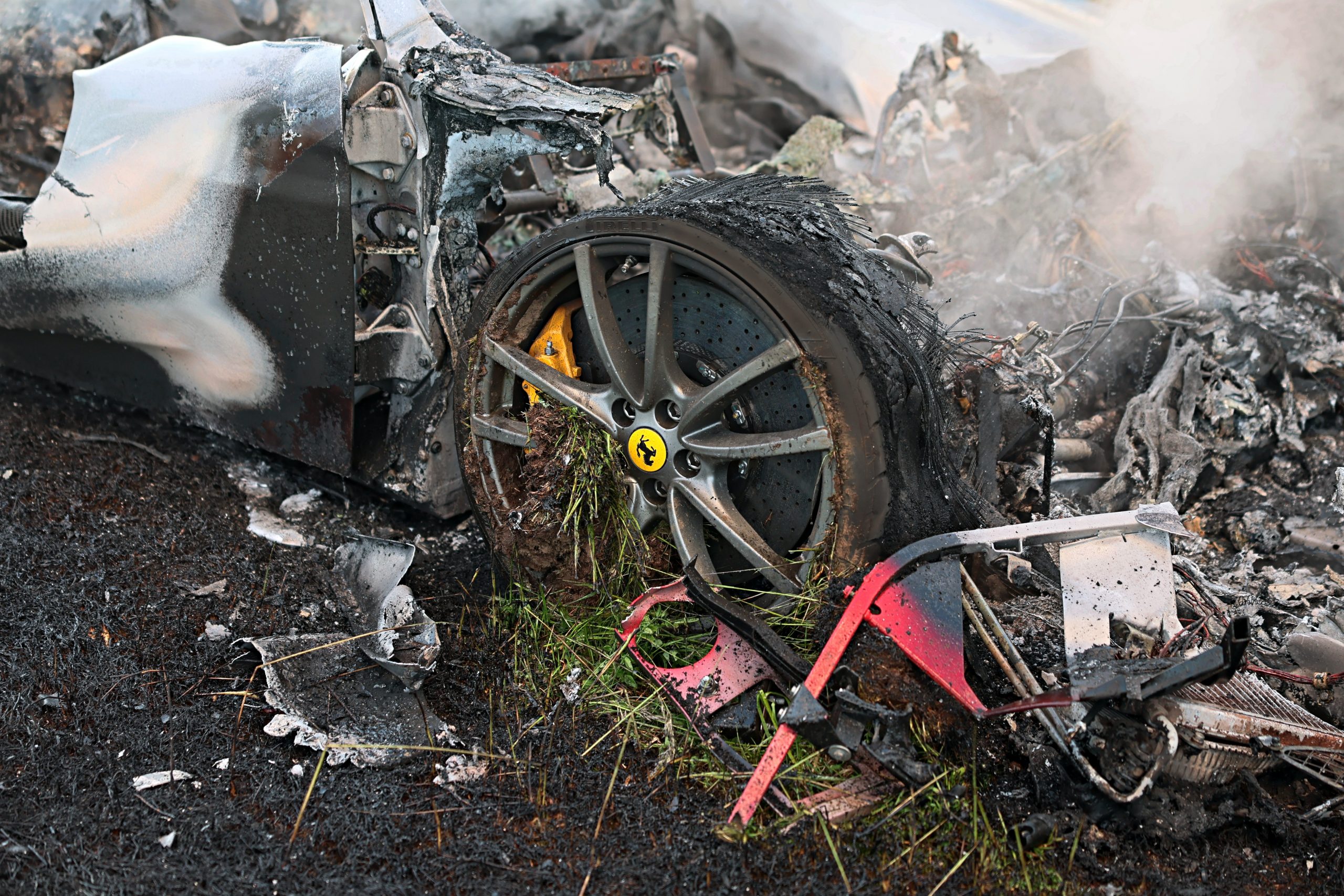 Der Ferrari war nach dem Aufprall und dem Feuer nicht mehr zu retten.