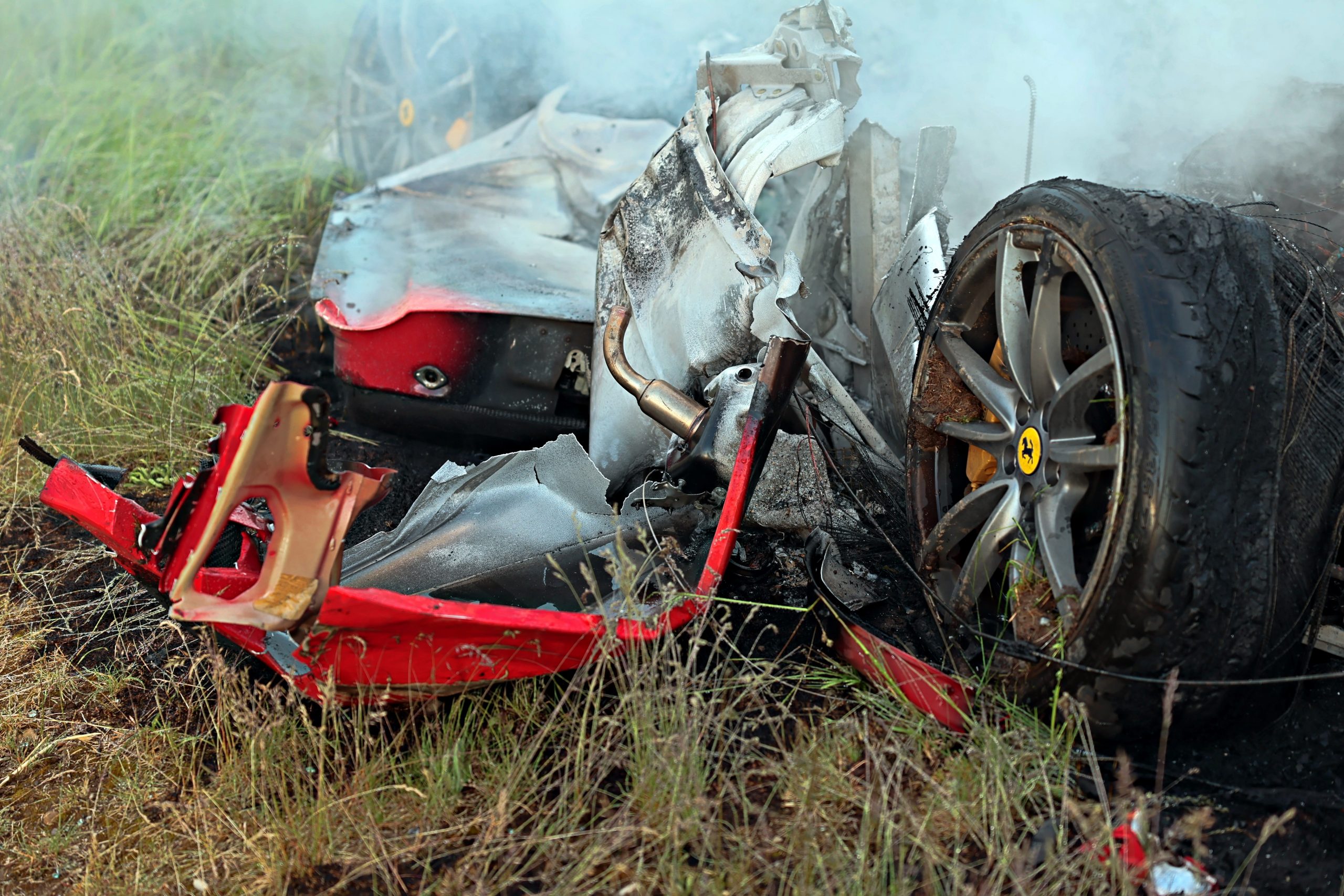 Nur das Ferrari-Emblem auf der Felge blieb weitgehend unversehrt.