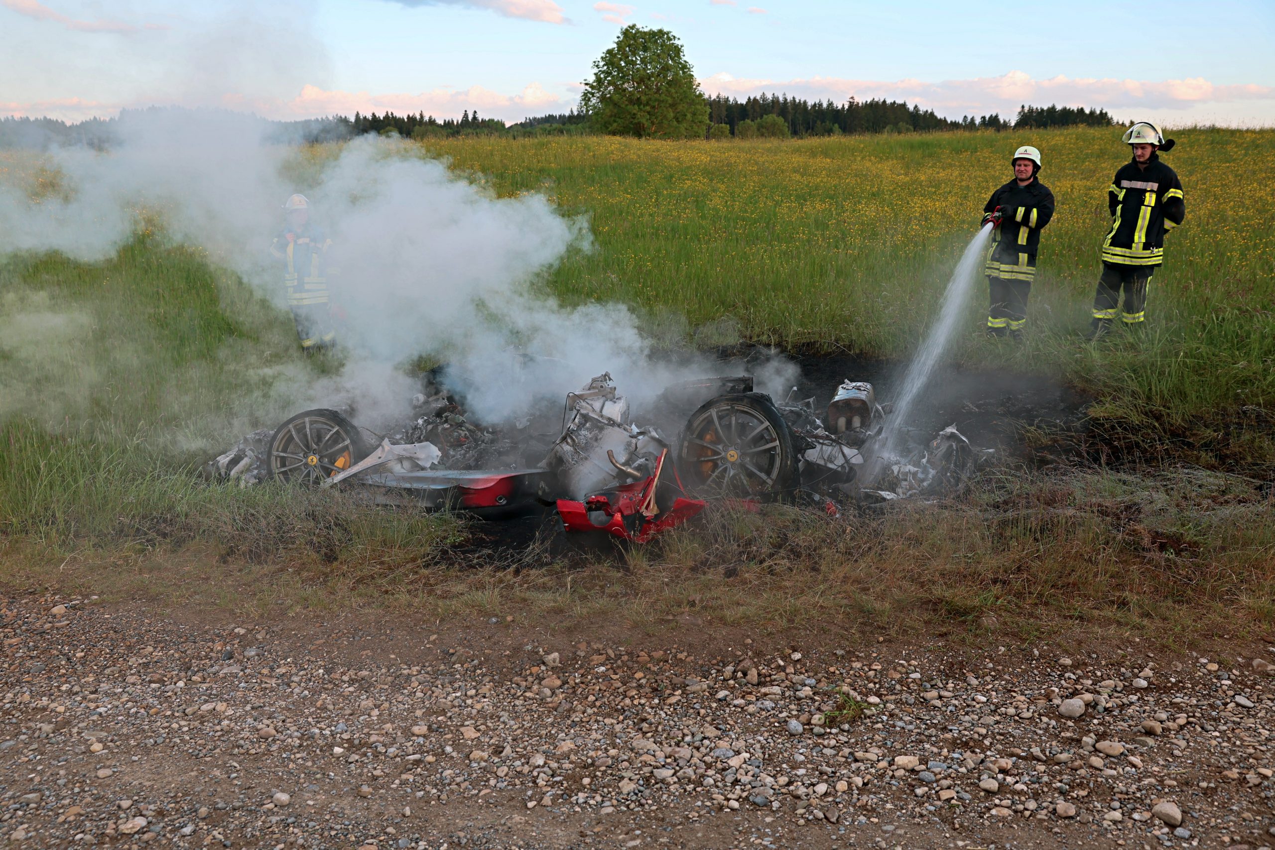 Die Feuerwehr Kißlegg beim Löscheinsatz.