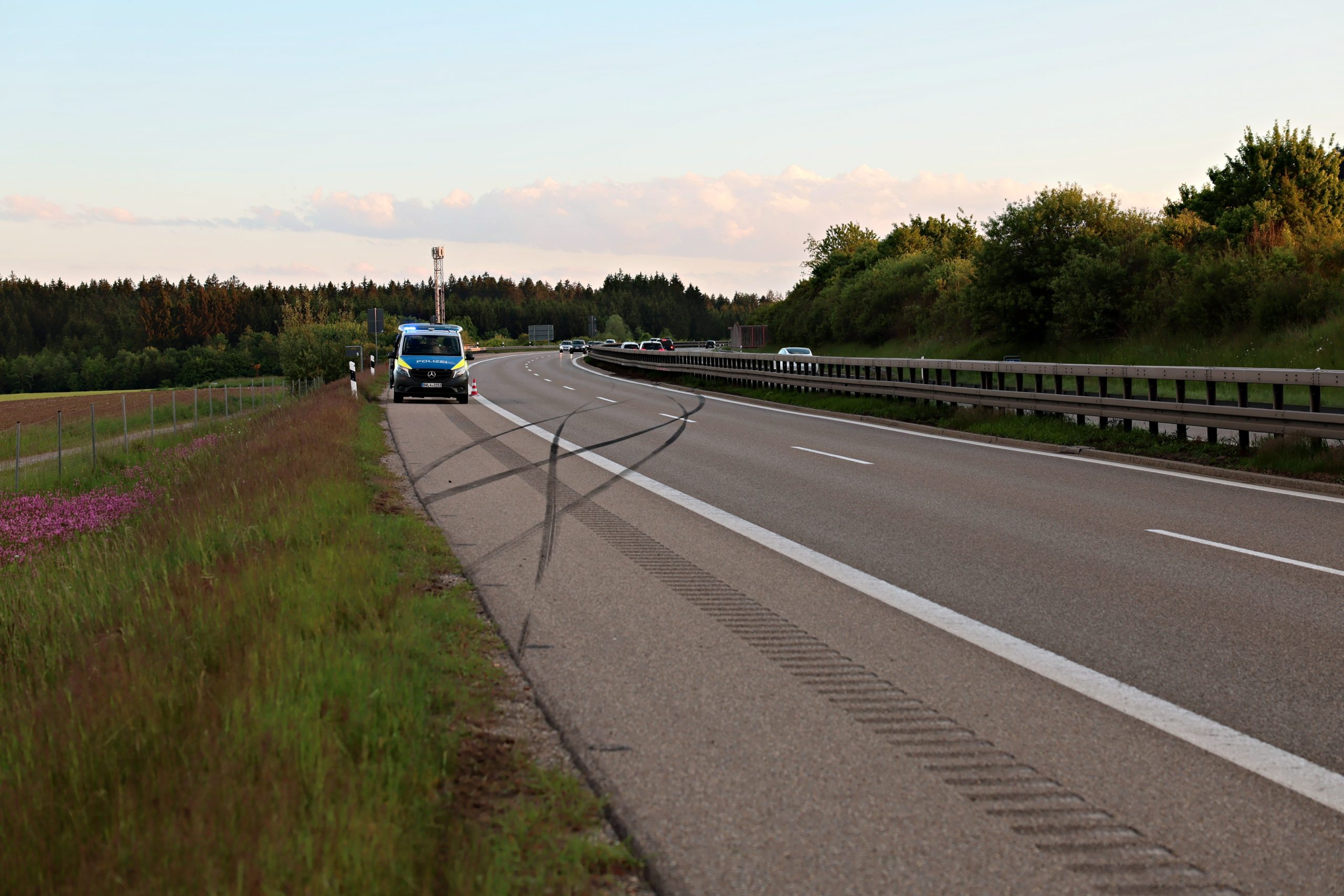Die Bremsspuren auf der A96.