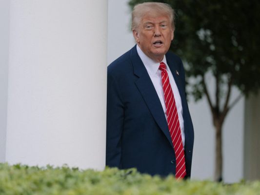 Donald Trump vor dem Weißen Haus