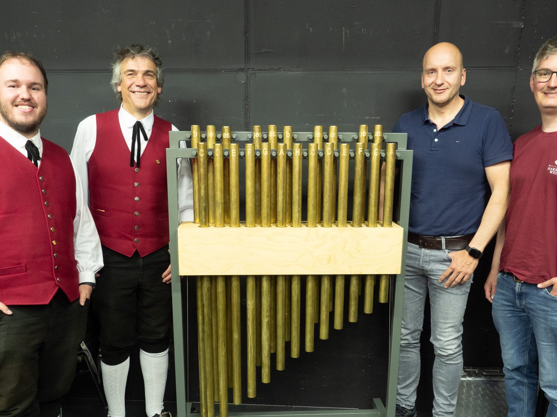 Lucas Kneissl, Wolfgang Jäger, Andreas Morscher und Peter Ender mit dem Schmuckstück