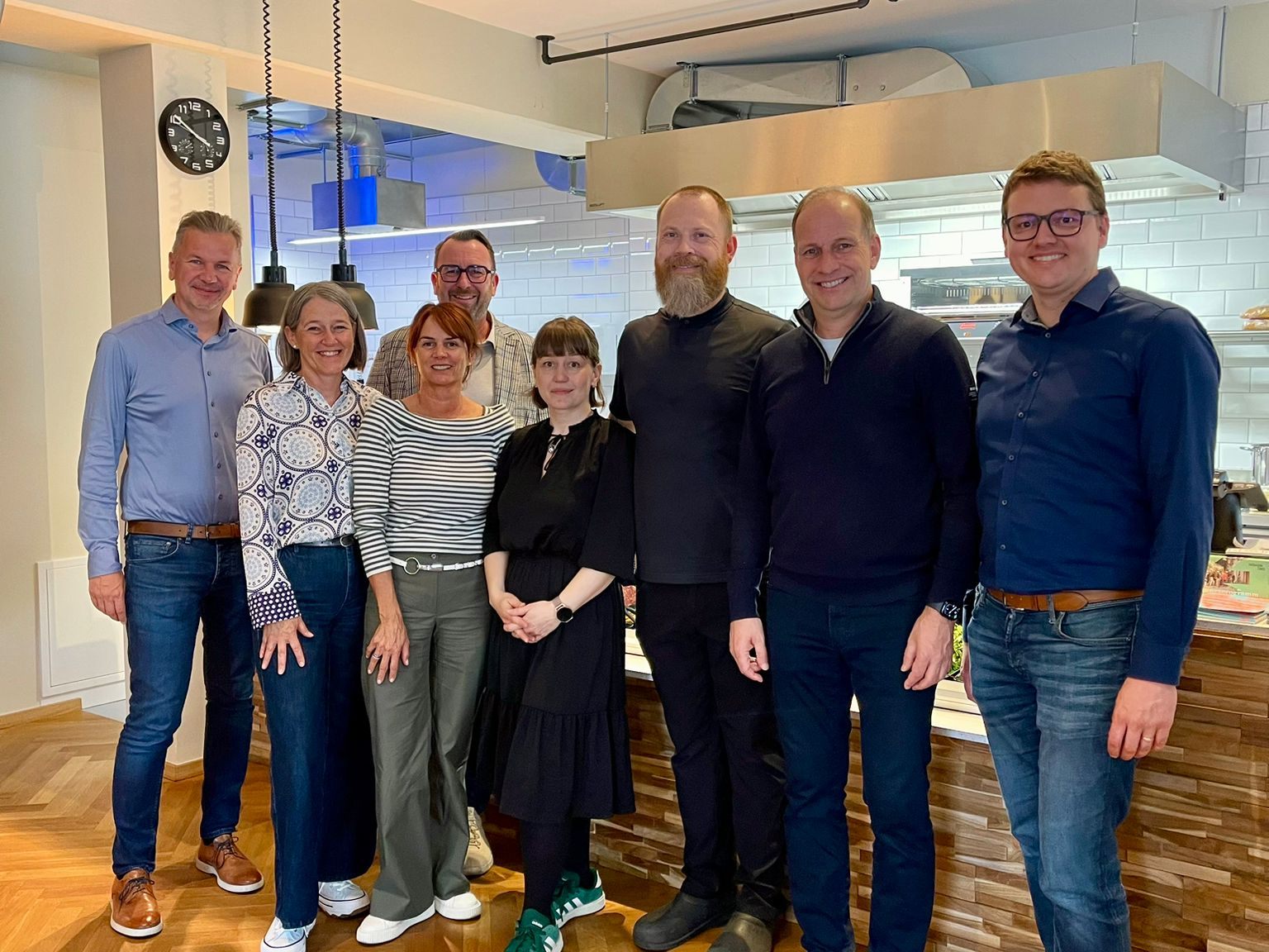 v. l. Projektentwickler Markus Schadenbauer, WIGE-Obfrauen Bettina Egle und Barbara Öhe-Kirchner, StR. Dietmar Amann, Aina und Morné Castelyn, Bgm. Dieter Egger, Stadtmarketing-GF Clemens Osl v. l. Projektentwickler Markus Schadenbauer, WIGE-Obfrauen Bettina Egle und Barbara Öhe-Kirchner, StR. Dietmar Amann, Aina und Morné Castelyn, Bgm. Dieter Egger, Stadtmarketing-GF Clemens Osl