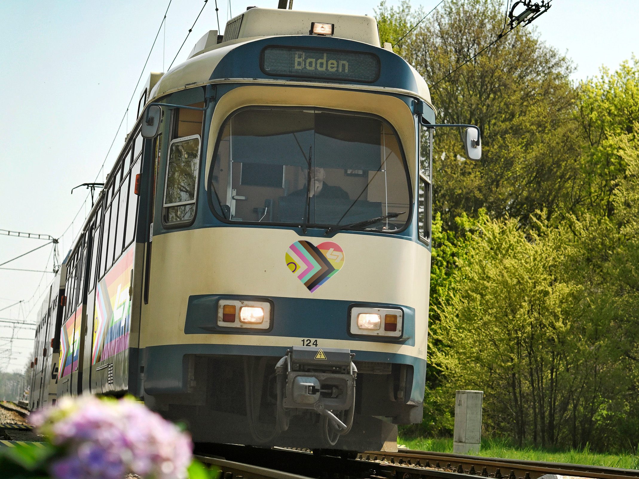 Mit einem Sonderzug der Badner Bahn geht es zur Baden Pride.