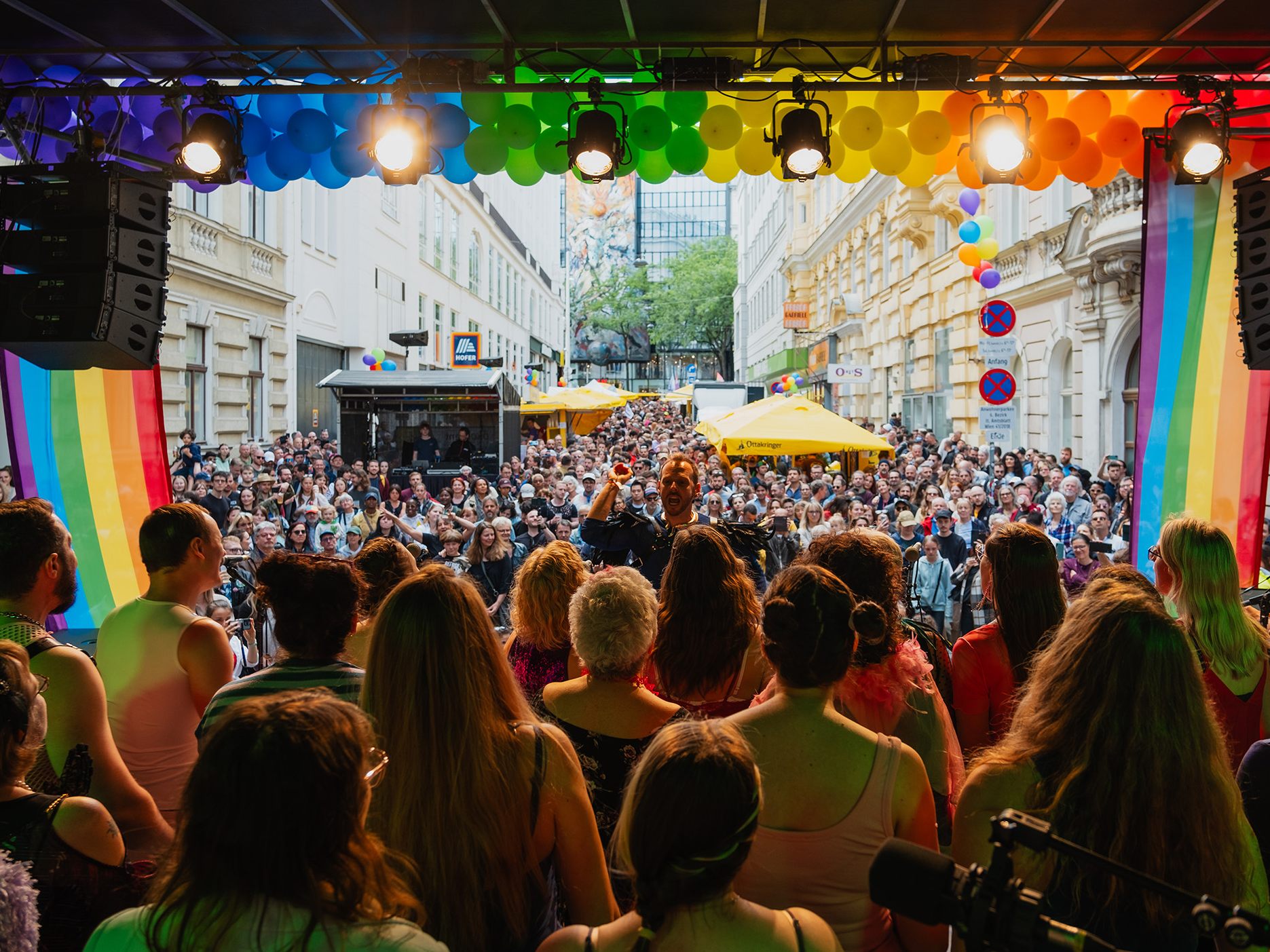Mariahilfs Straßenfest "andersrum ist nicht verkehrt" läutet die Vienna Pride Week ein.