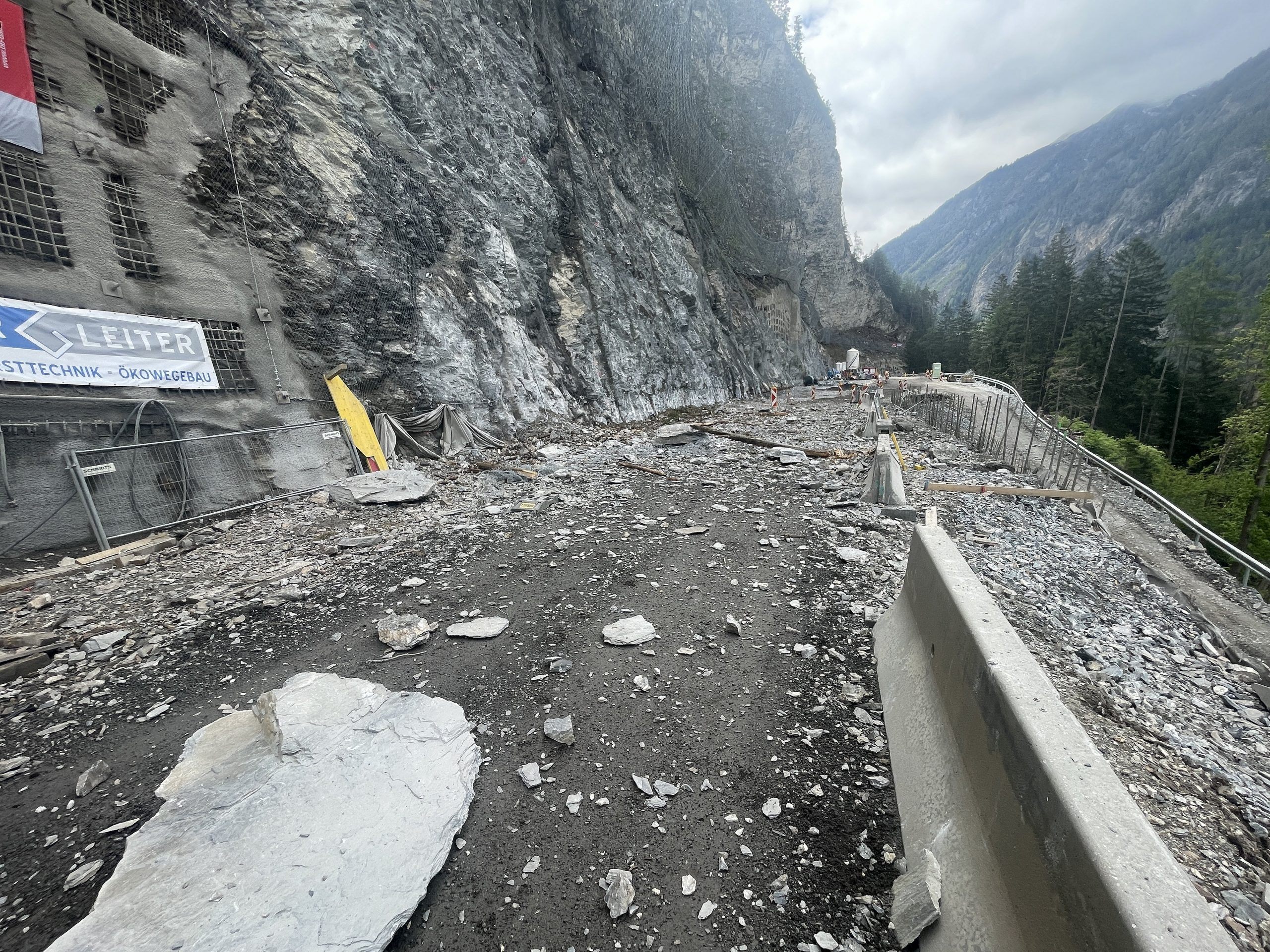 Die Felsbrocken blockieren die gesamte Fahrbahn bei Naudes Die Felsbrocken blockieren die gesamte Fahrbahn bei Naudes