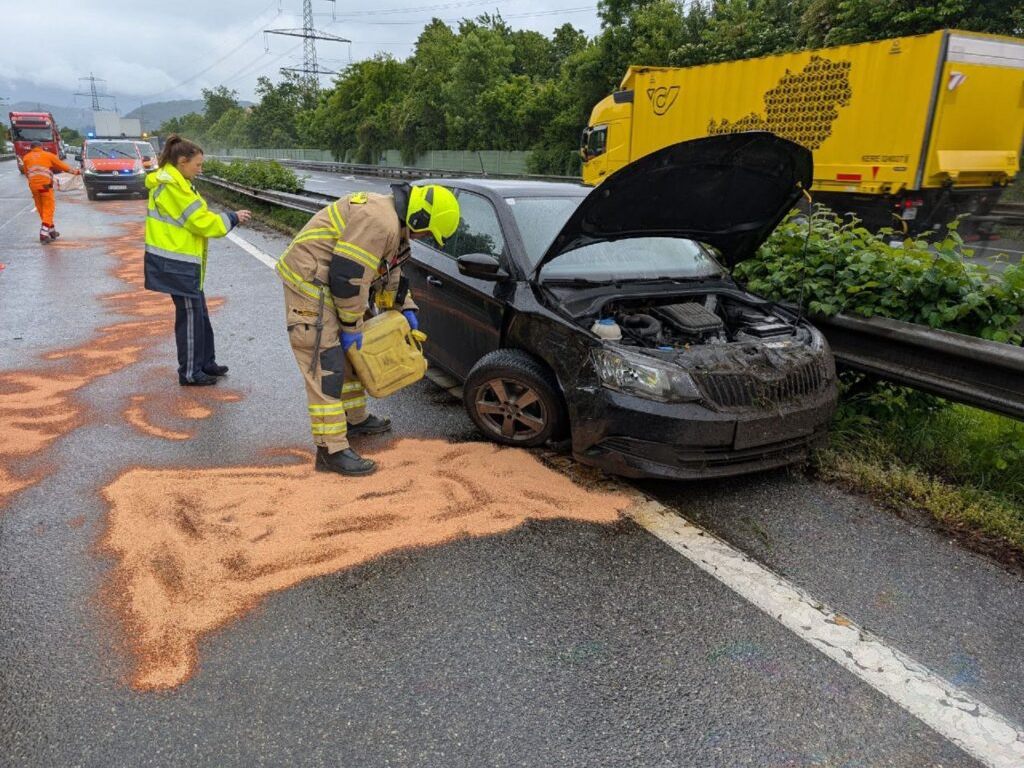 Zwei Pkw kollidieren auf der A14 bei Rankweil – zwei Personen verletzt. Zwei Pkw kollidieren auf der A14 bei Rankweil – zwei Personen verletzt.