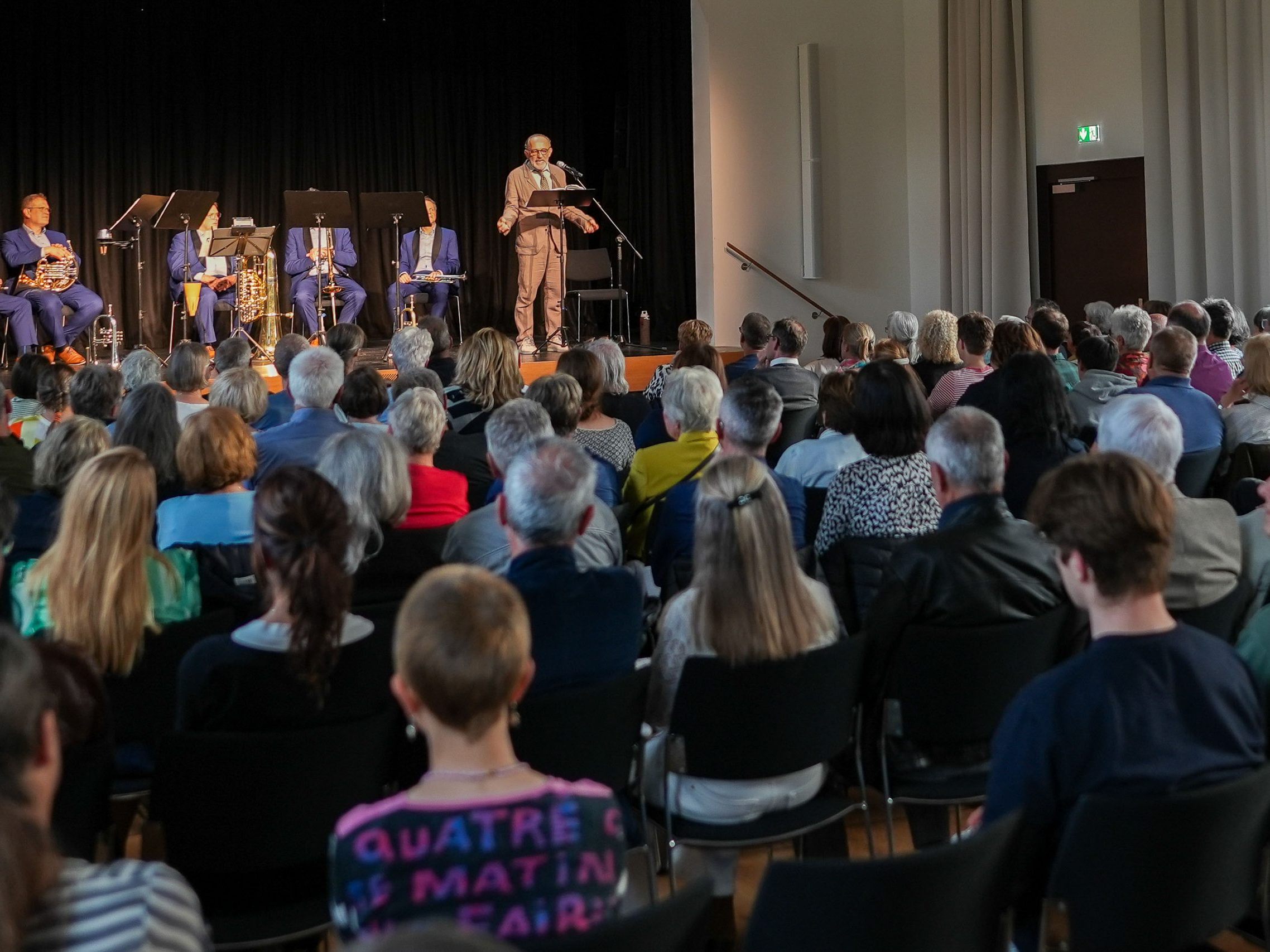 Die zahlreich erschienenen Besucher:innen genossen einen Abend voller Schauspiel-, Text- und Spielkunst.