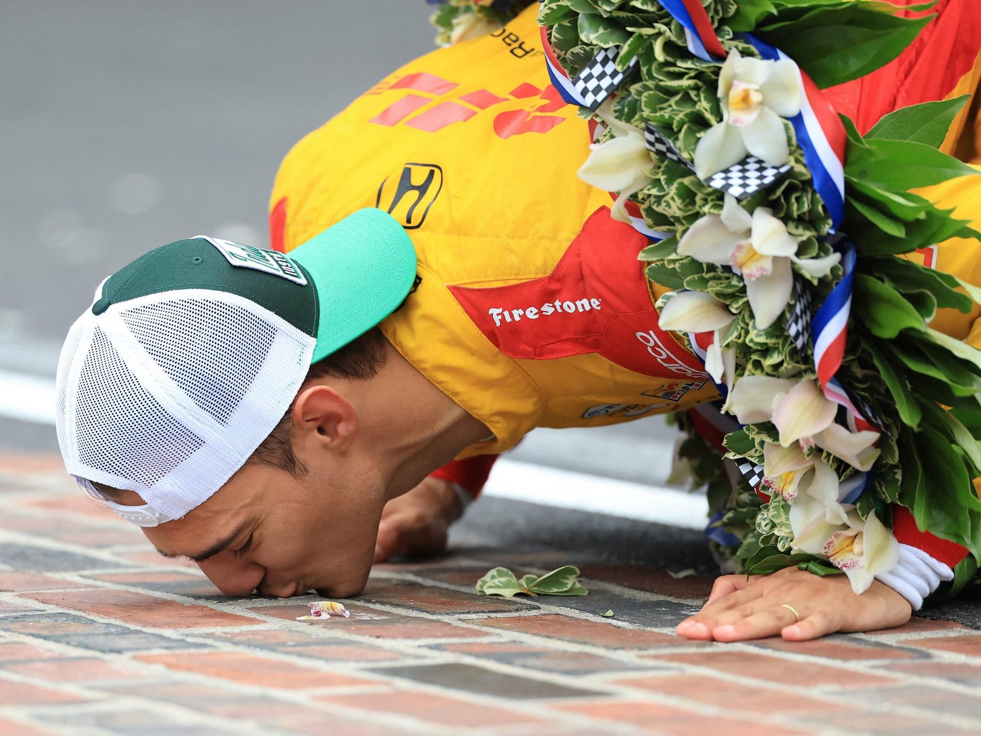 Alex Palou küsst die Überbleibsel des legendären Brickyard