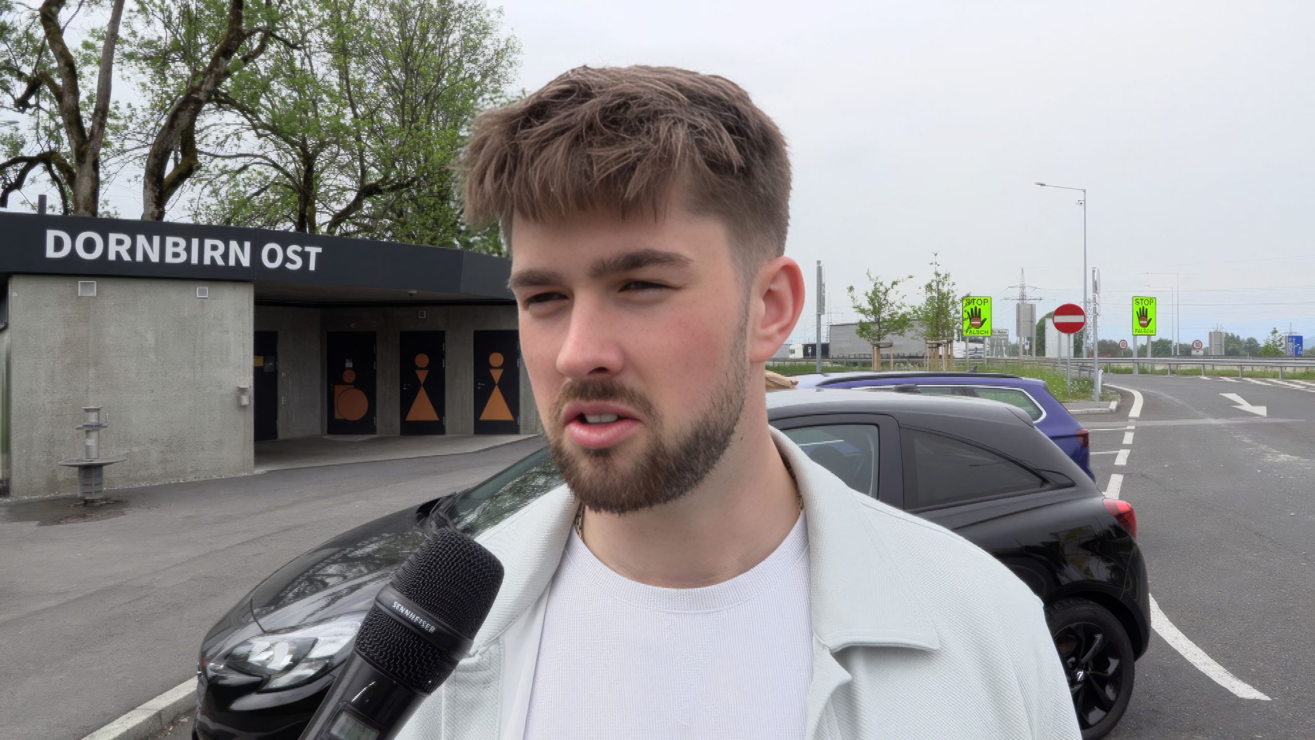 Daniels Auto wurde durch die Steine beschädigt.