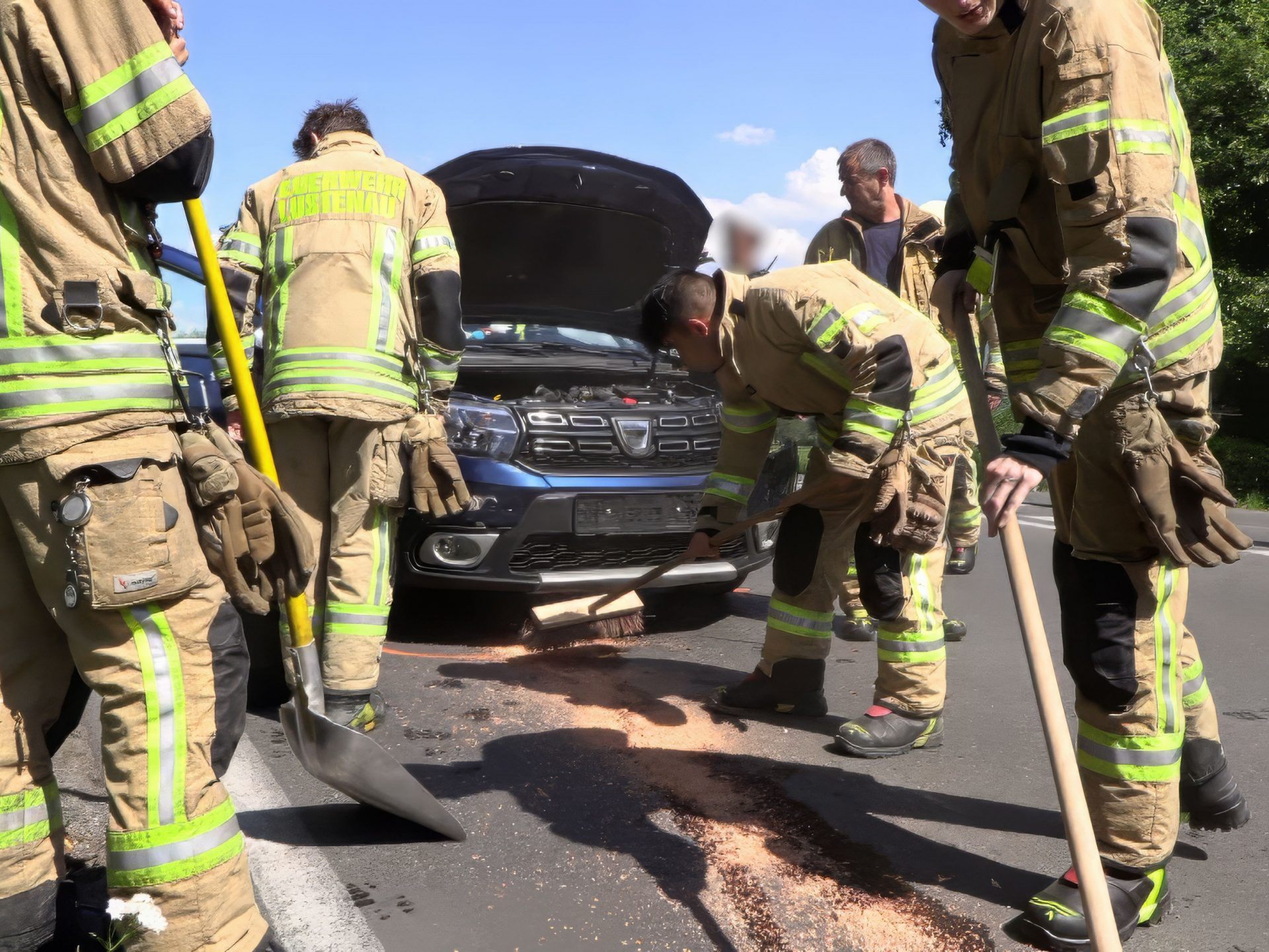 Bei dem Unfall wurde eine Frau verletzt. Bei dem Unfall wurde eine Frau verletzt.