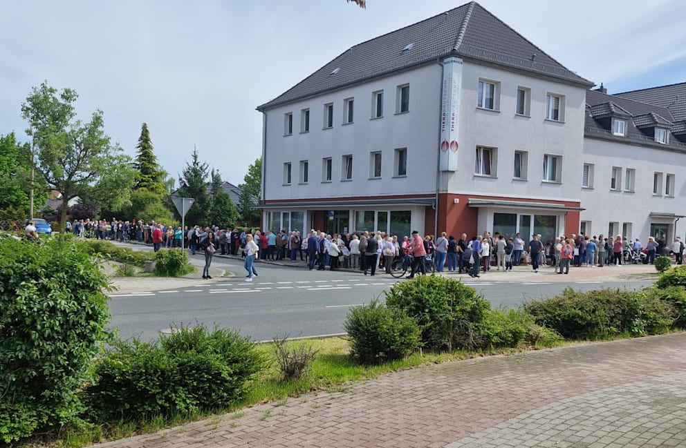 Bei der Neueröffnung einer Augenarztpraxis standen hunderte Menschen an, um einen Termin zu ergattern.