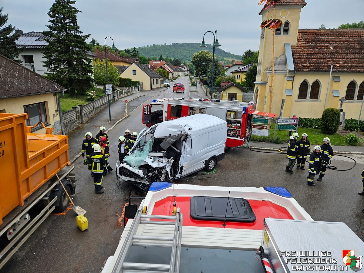 Der Lenker des Kastenwagens verstarb noch an der Unfallstelle.