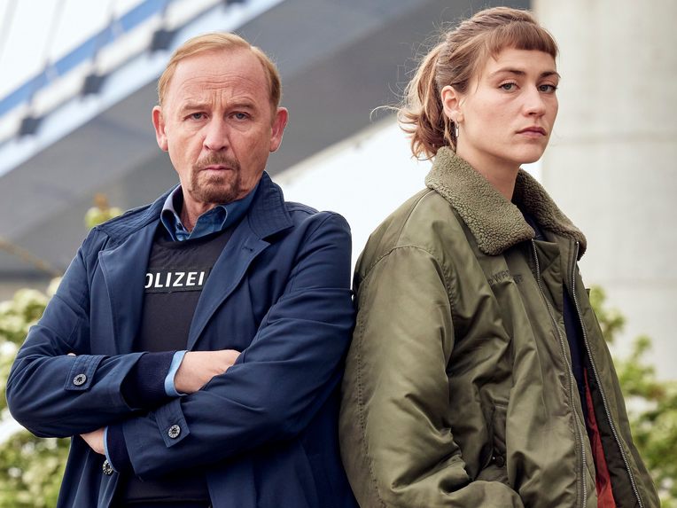 Gemeinsam jagen Kommissar Karl Hidde (Alexander Held) und seine neue Kollegin Jule Zabek (Sophie Pfennigstorf) den Mörder. Gemeinsam jagen Kommissar Karl Hidde (Alexander Held) und seine neue Kollegin Jule Zabek (Sophie Pfennigstorf) den Mörder.