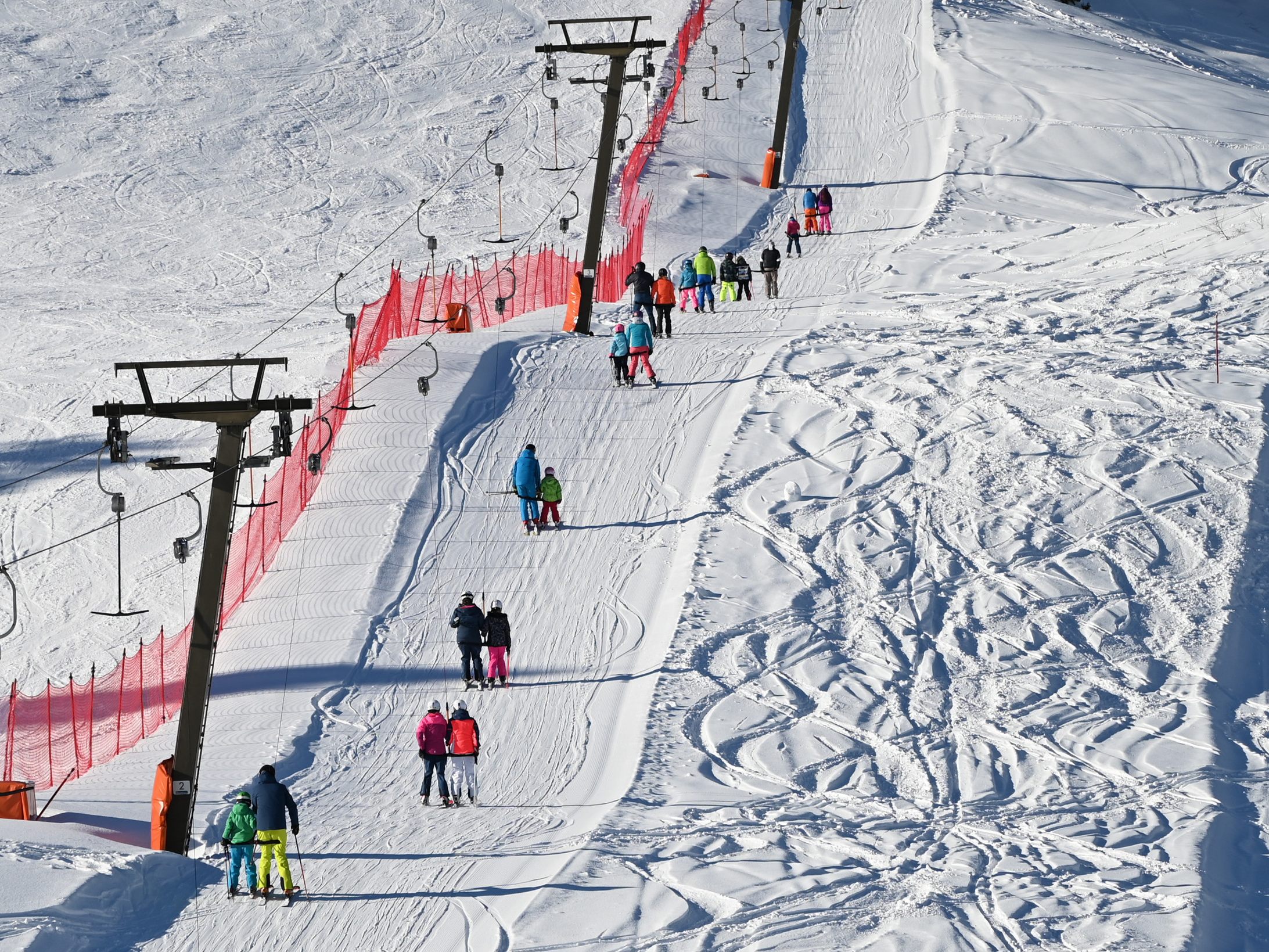 Ein Schlepplift mit Skifahrern. Ein Schlepplift mit Skifahrern.