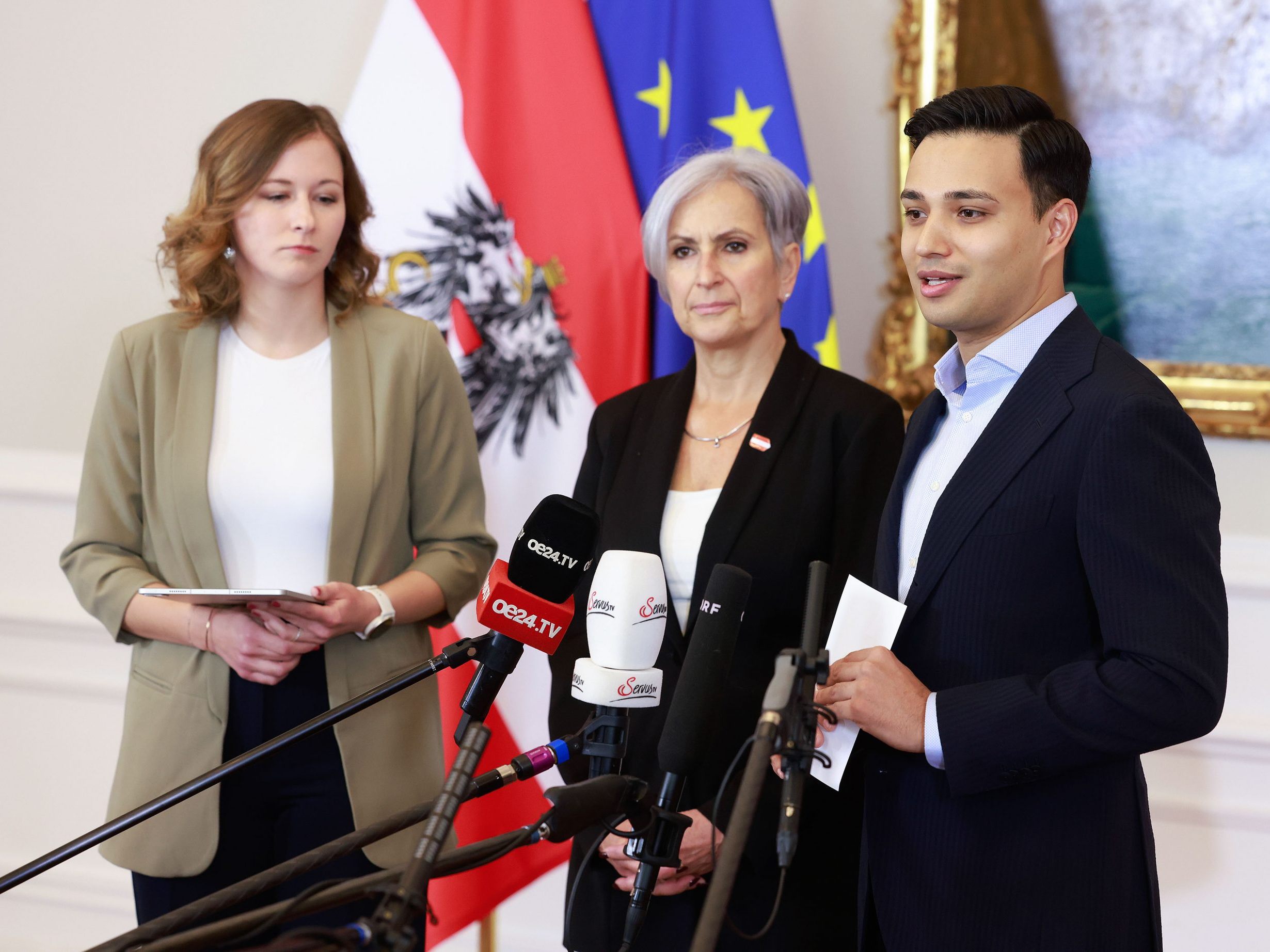 Kanzleramtsministerin Claudia Plakolm (ÖVP), Justizministerin Anna Sporrer (SPÖ) und NEOS-Klubobmann Yannick Shetty