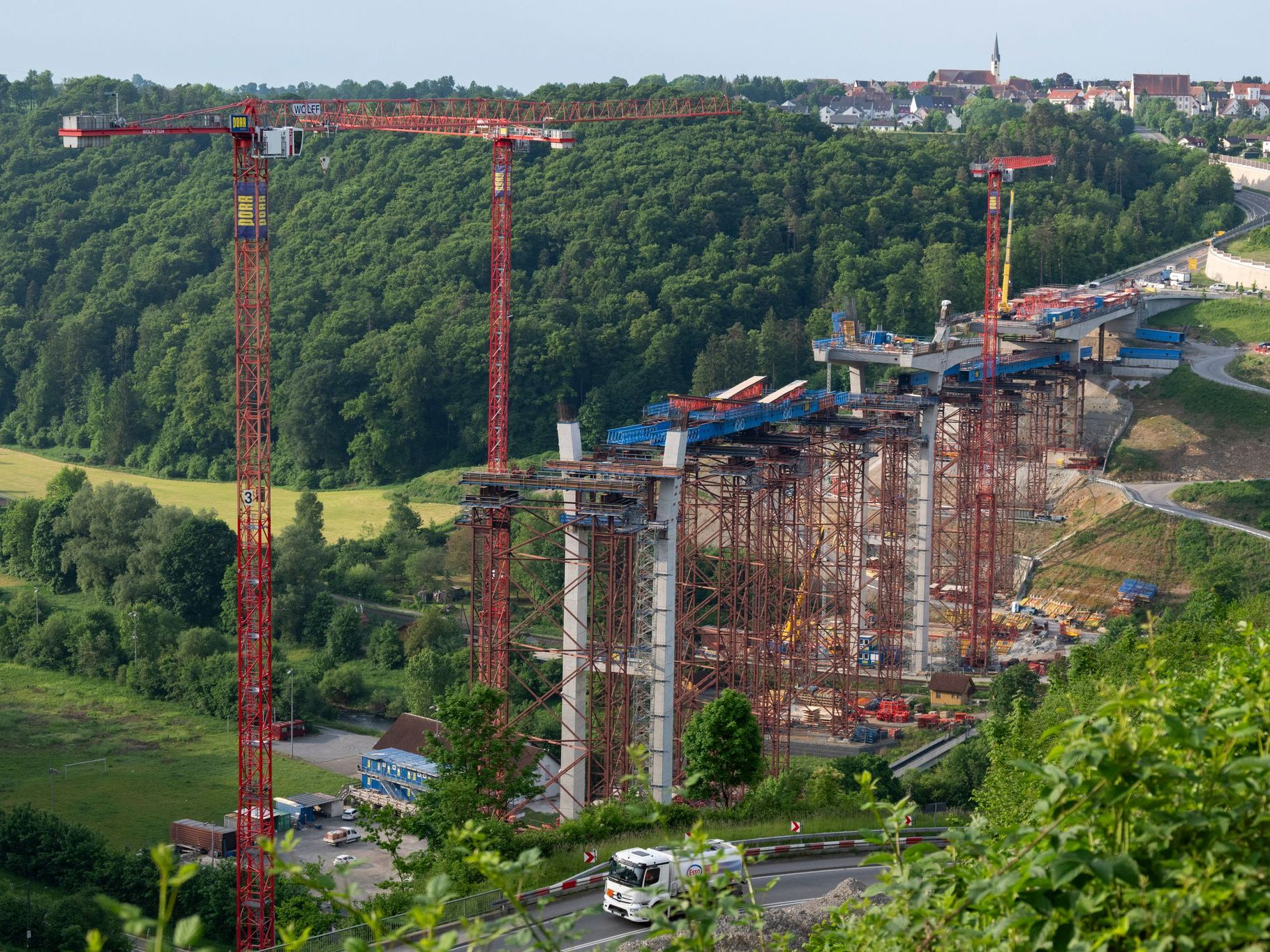 Die Männer waren am Dienstagmittag mit der Gondel an der Neckartalbrücke im Einsatz, als sie aus großer Höhe abstürzten.
