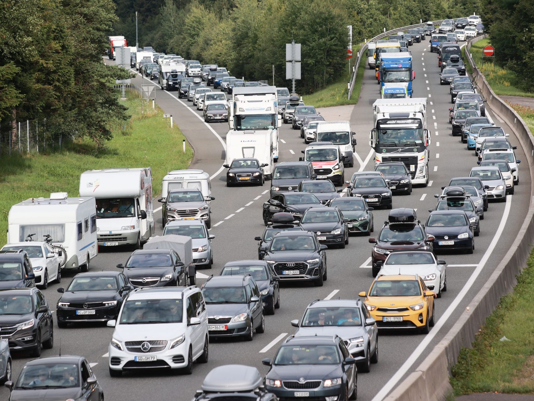 Das lange Wochenende bringt wieder Staus und Verzögerungen auf den Straßen.