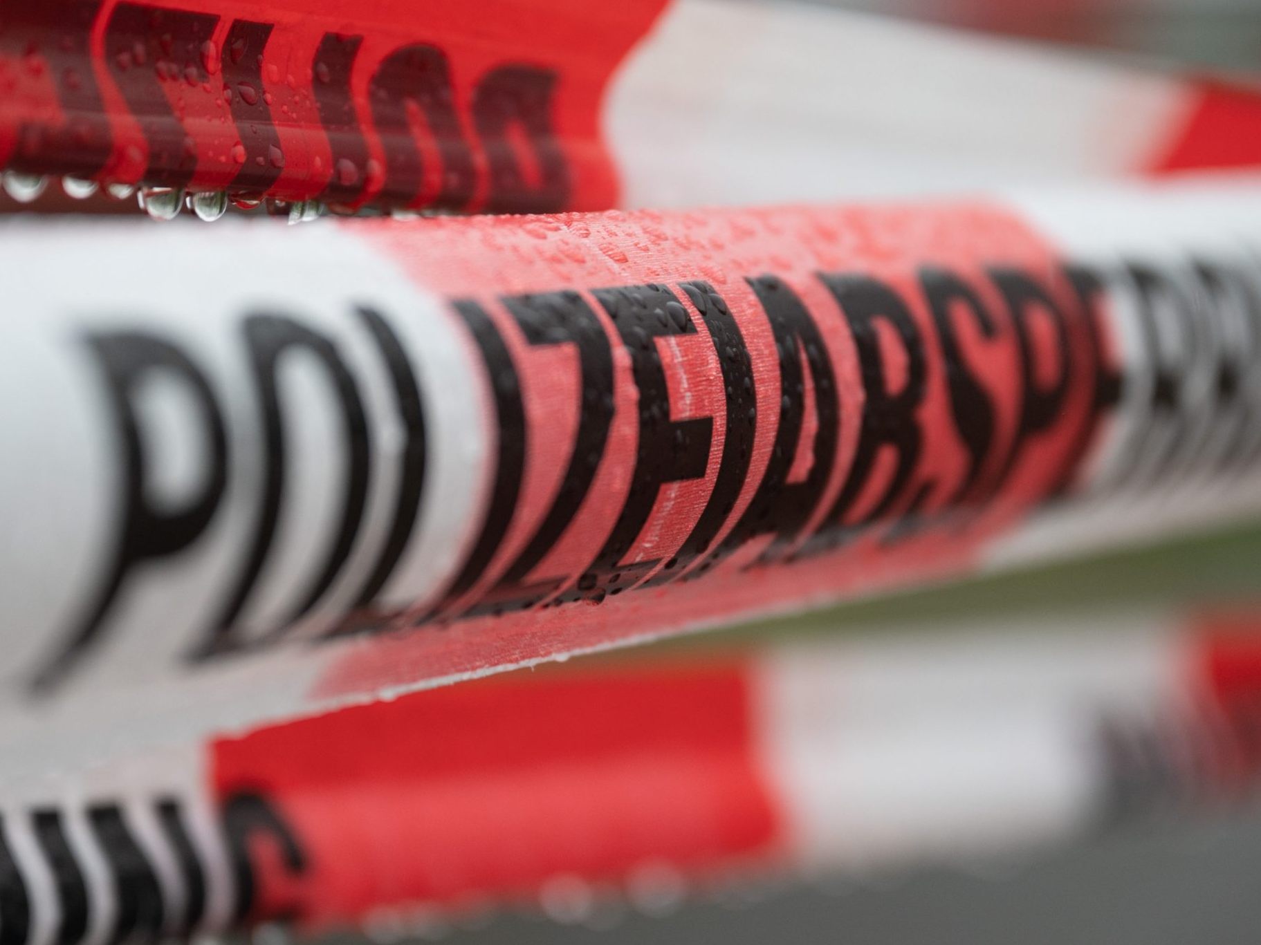 Polizei entdeckte die Leiche hinter einer Mauer im Treppenhaus. Polizei entdeckte die Leiche hinter einer Mauer im Treppenhaus.