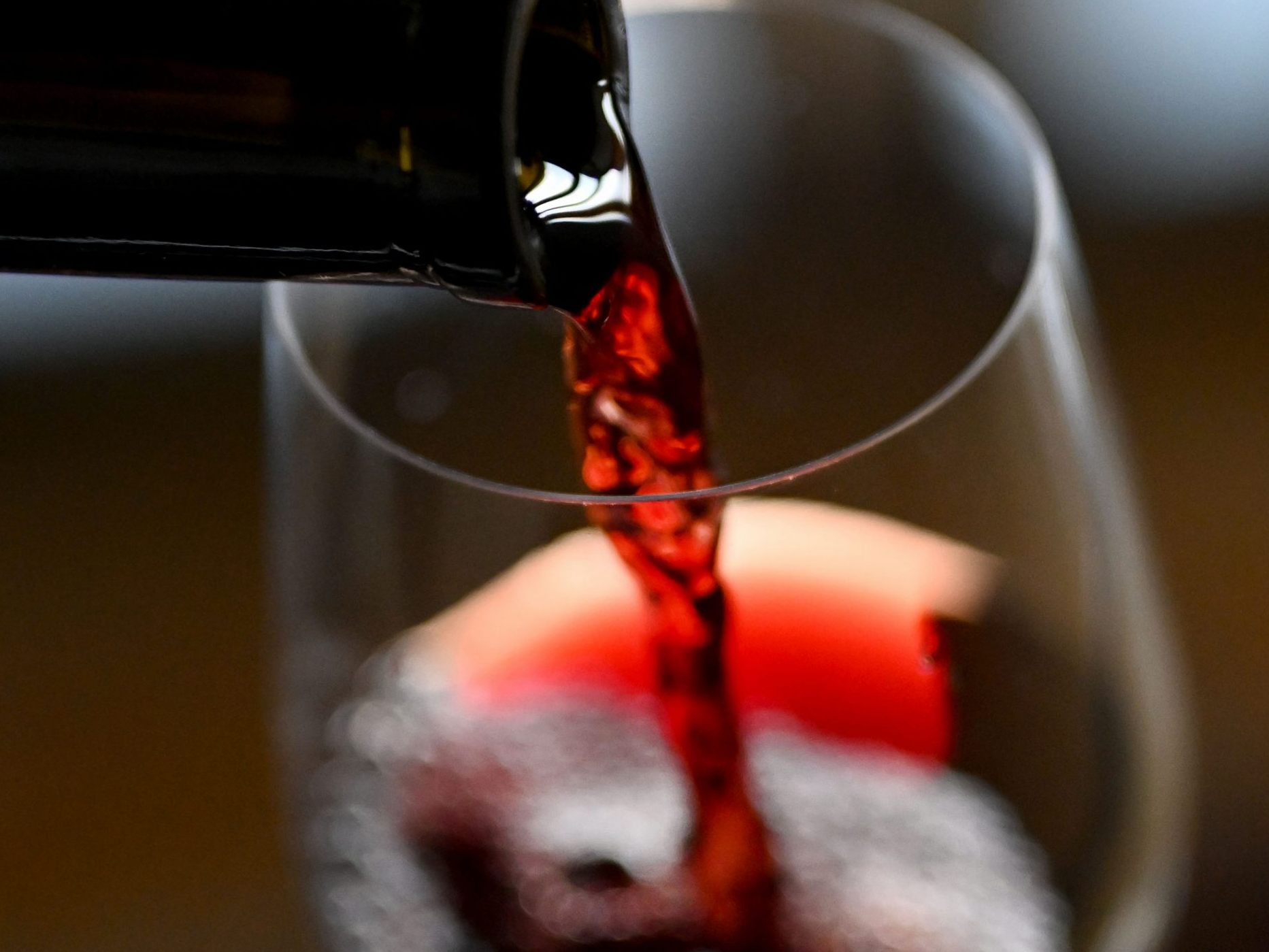 Regelmäßiges Rotwein trinken schützt nicht vor einem Herzinfarkt oder Schlanganfall.