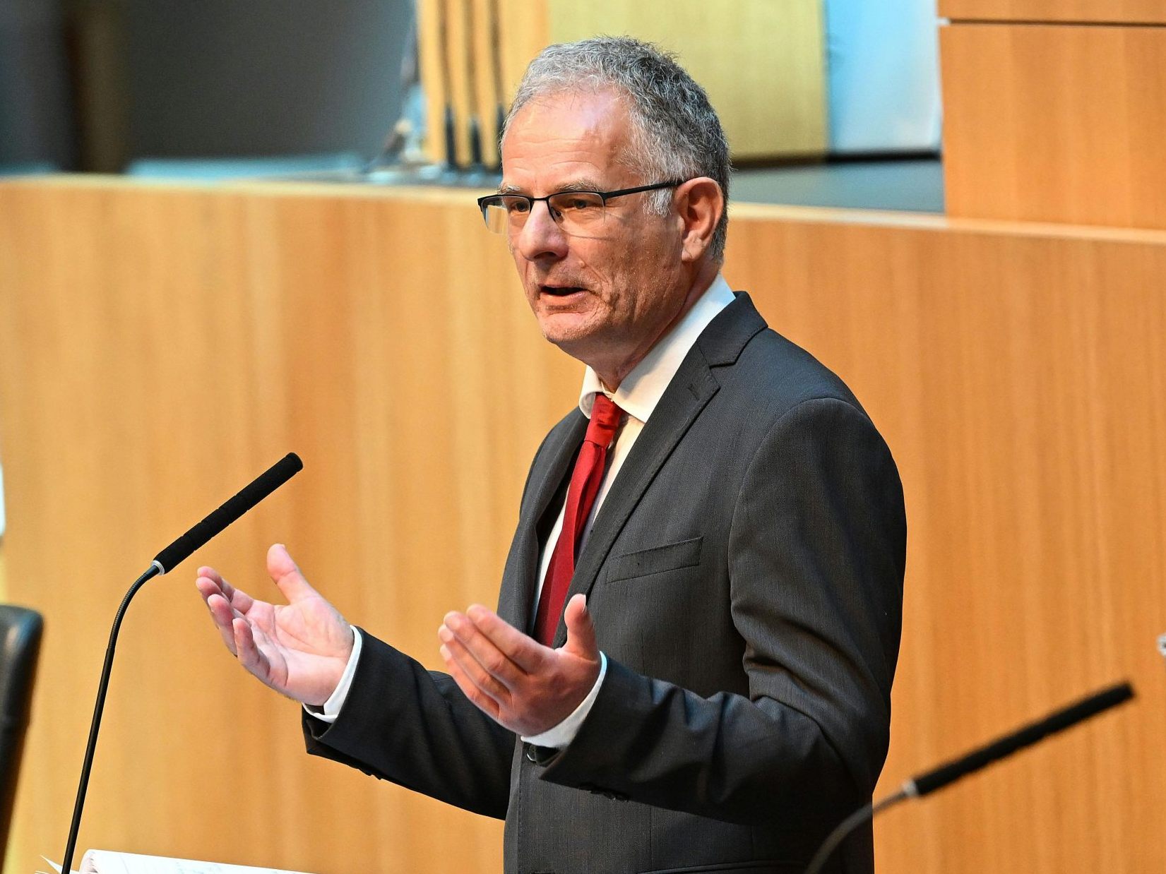 Finanzminister Marterbauer verteidigt das Sparpaket.