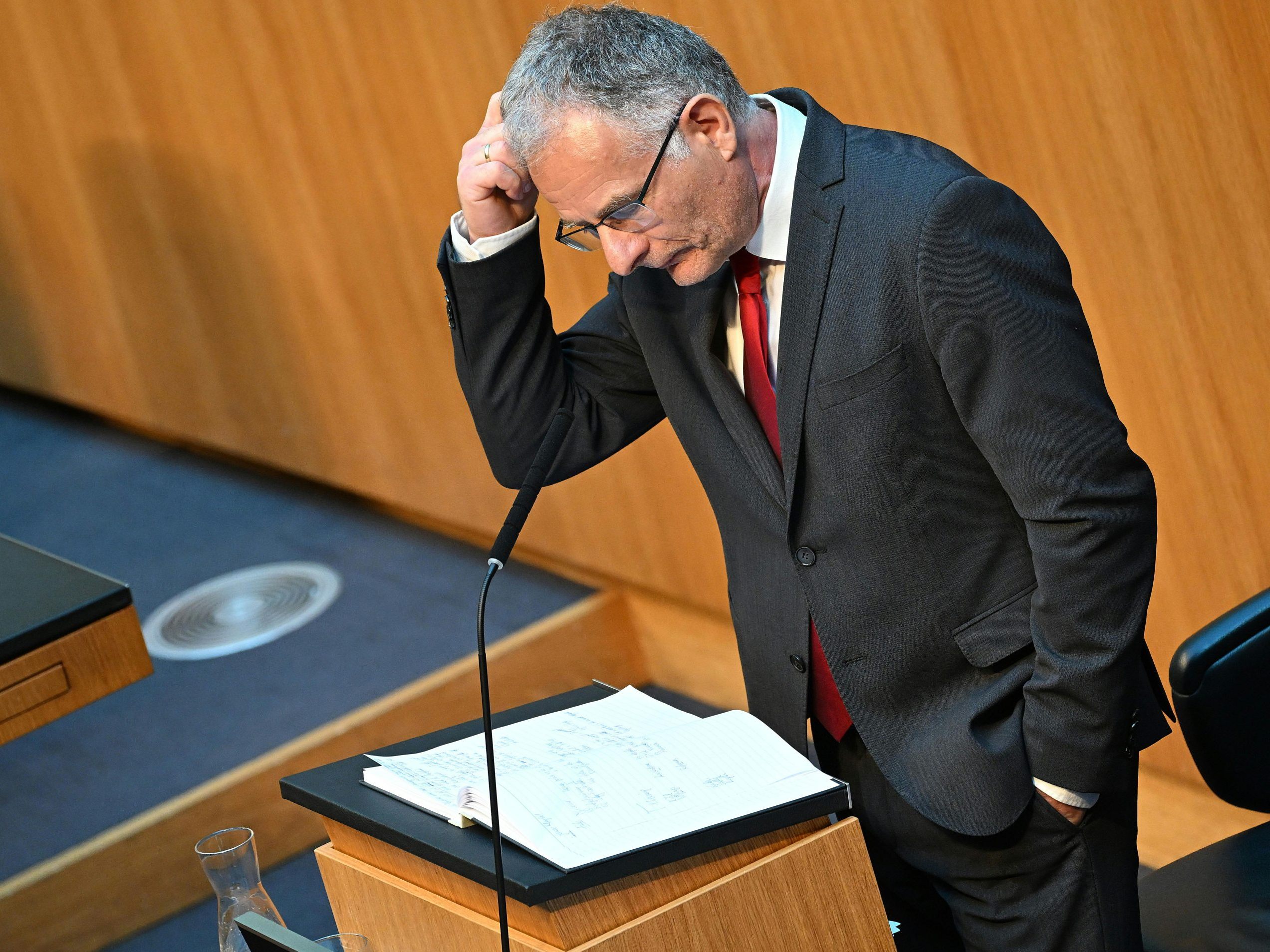 Finanzminister Marterbauer kündigt eine umfassende Budgetsanierung an, die alle Österreicherinnen und Österreicher treffen wird. Finanzminister Marterbauer kündigt eine umfassende Budgetsanierung an, die alle Österreicherinnen und Österreicher treffen wird.