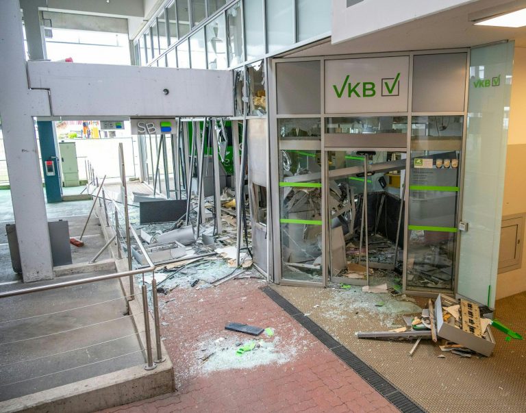ABD0015_20250516 – GMUNDEN – STERREICH: ZU APA0101 VOM 16.5.2025 – Vier Tter haben in der Nacht auf Freitag, 16. Mai 2025 in Gmunden einen Bankomaten gesprengt. Weil dabei ihr eigenes Fahrzeug beschdigt wurde, raubten sie einem jungen Mann, der eine Maturafeier in der Nhe besucht hatte, sein Auto und flchteten mit diesem. Im Bild: Die […]