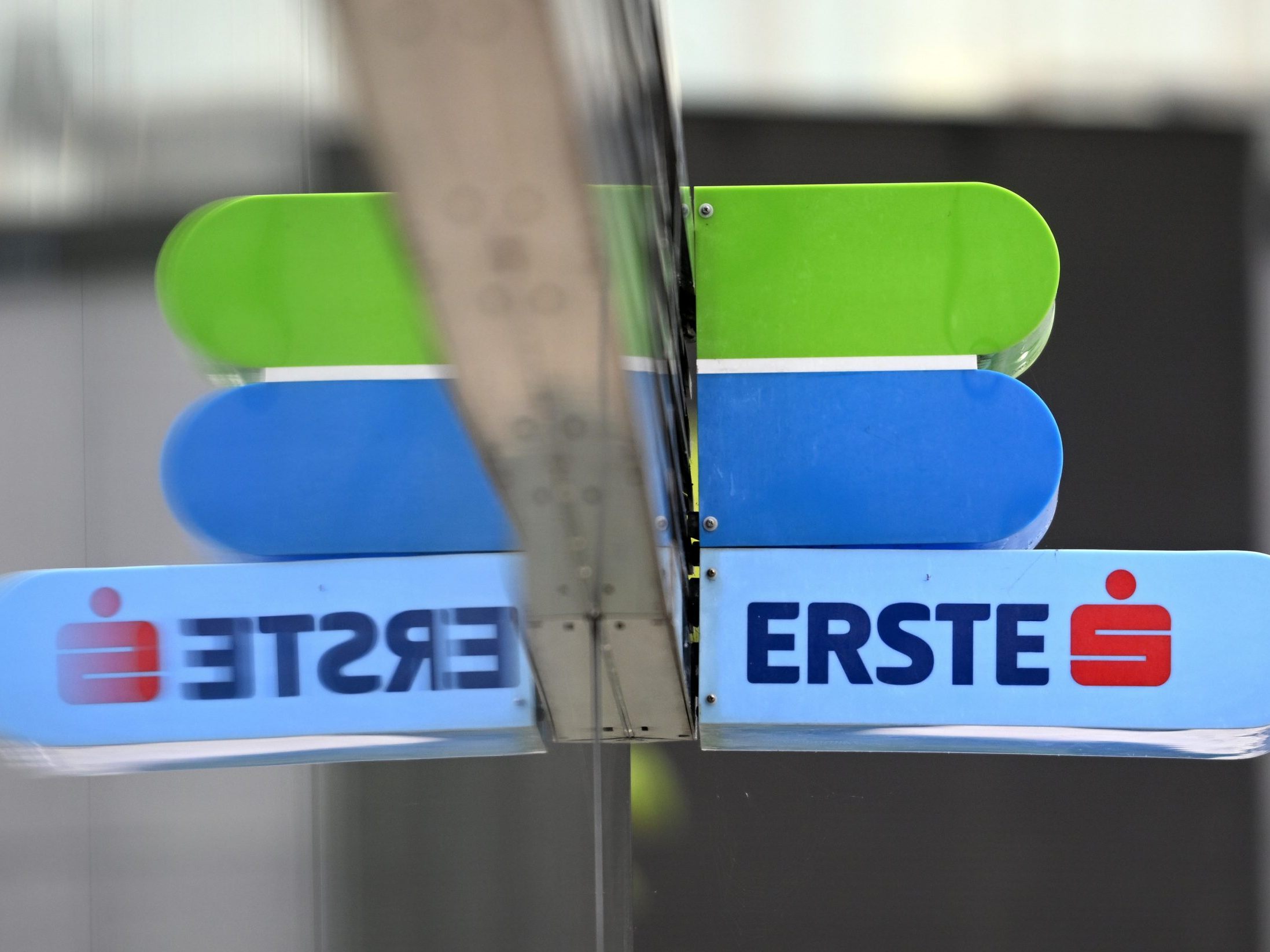 Die Erste Group steigt in Polen ein und erwirbt für rund 6,8 Mrd. Euro einen "beherrschenden Anteil von 49 Prozent" an der Santander Bank Polska. Die Erste Group steigt in Polen ein und erwirbt für rund 6,8 Mrd. Euro einen "beherrschenden Anteil von 49 Prozent" an der Santander Bank Polska.
