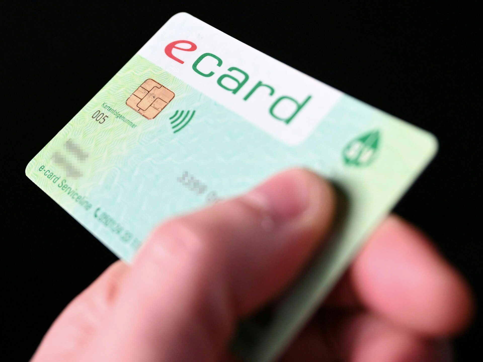 Die E-Card hat schon einige Jahre hinter sich. Die E-Card hat schon einige Jahre hinter sich.