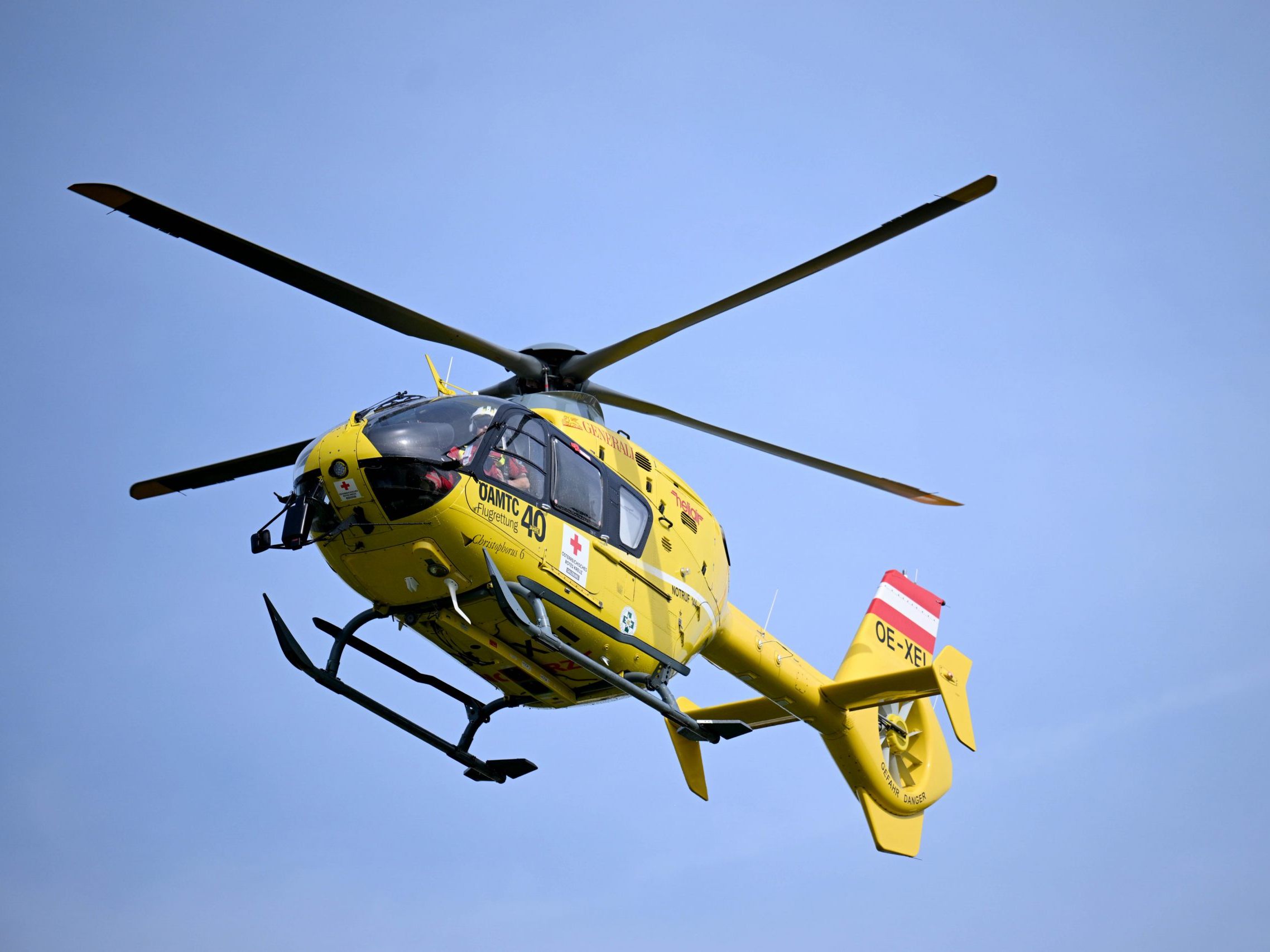 Der Schwerverletzte wurde mit dem Notarzthubschrauber ins Krankenhaus geflogen. Der Schwerverletzte wurde mit dem Notarzthubschrauber ins Krankenhaus geflogen.