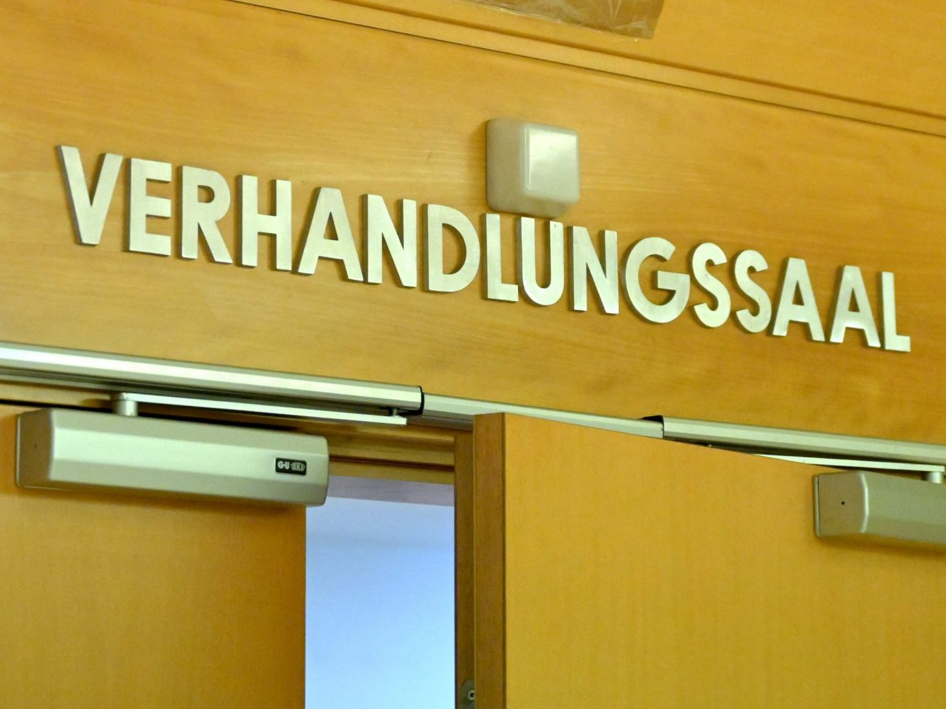 Zwei Jahre Haft gab es nach einem Überfall auf einen Autofahrer am hellichten Tag in Wien. Zwei Jahre Haft gab es nach einem Überfall auf einen Autofahrer am hellichten Tag in Wien.