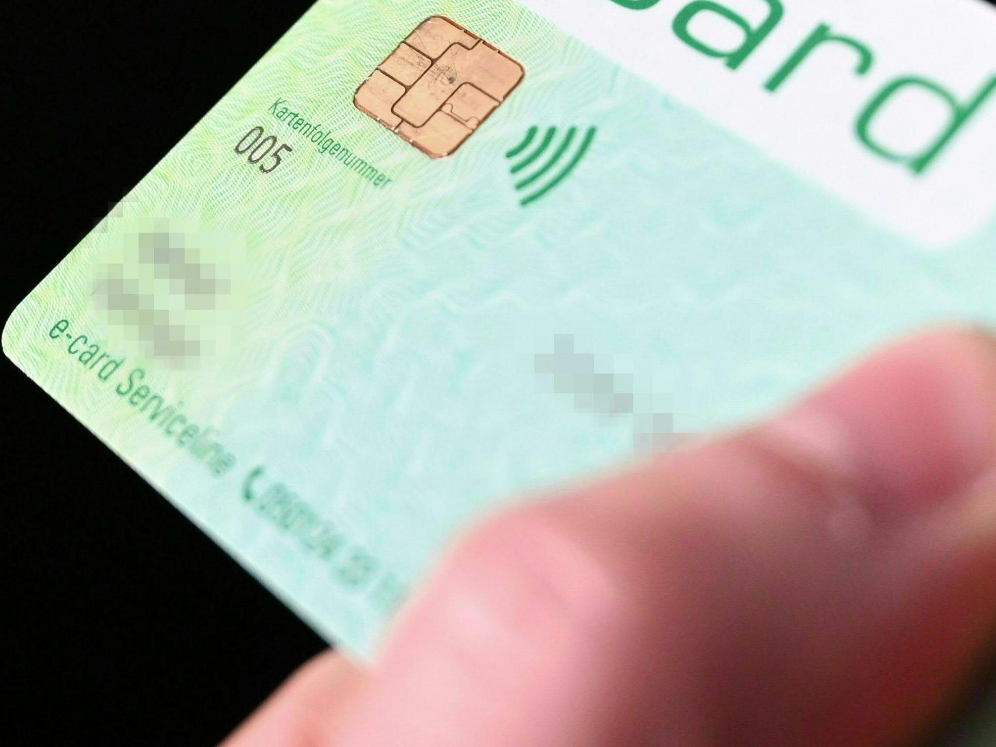Ab November 2025 kostet die E-Card 25 Euro. Die Erhöhung betrifft alle Versicherten – auch Pensionist:innen. Grund ist das Budgetdefizit der Regierung. Ab November 2025 kostet die E-Card 25 Euro. Die Erhöhung betrifft alle Versicherten – auch Pensionist:innen. Grund ist das Budgetdefizit der Regierung.