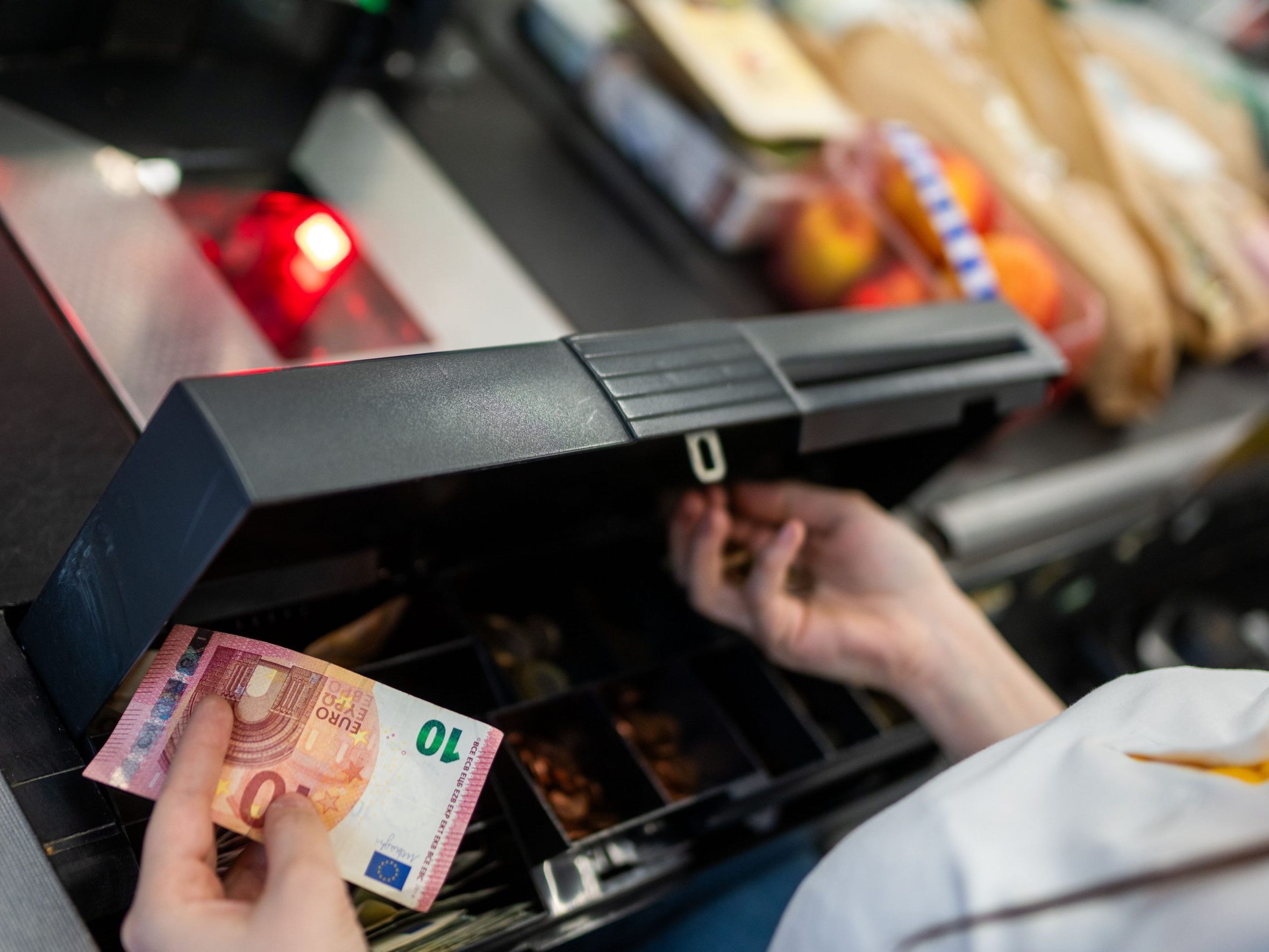 Nachdem der Kassier ihm für sein Befinden zu wenig Geld gegeben hatte, verletzte der Angeklagte ihn mit einem Messer.