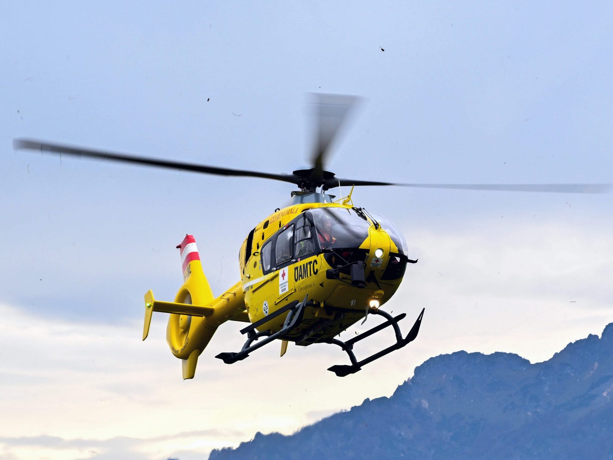 Der Wiener wurde mit einem Rettungshubschrauber abtransportiert. Der Wiener wurde mit einem Rettungshubschrauber abtransportiert.