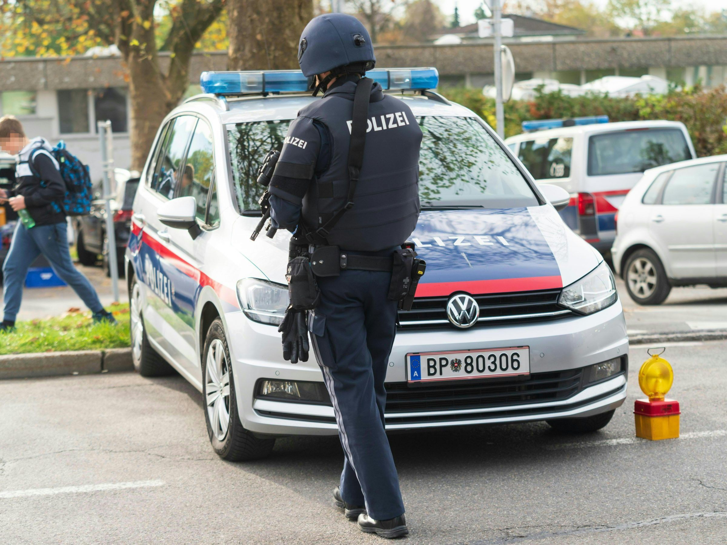 Vorarlberger Polizei will nach Drohungen an Schulen Einsatzkosten verrechnen. Vorarlberger Polizei will nach Drohungen an Schulen Einsatzkosten verrechnen.