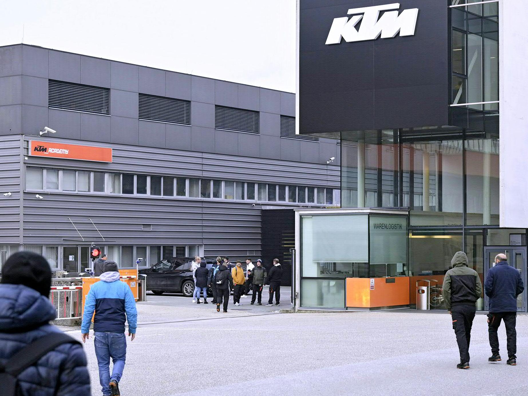 Ende November 2024 war KTM insolvent geworden und hatte ein Sanierungsverfahren mit Eigenverwaltung beantragt. Ende November 2024 war KTM insolvent geworden und hatte ein Sanierungsverfahren mit Eigenverwaltung beantragt.
