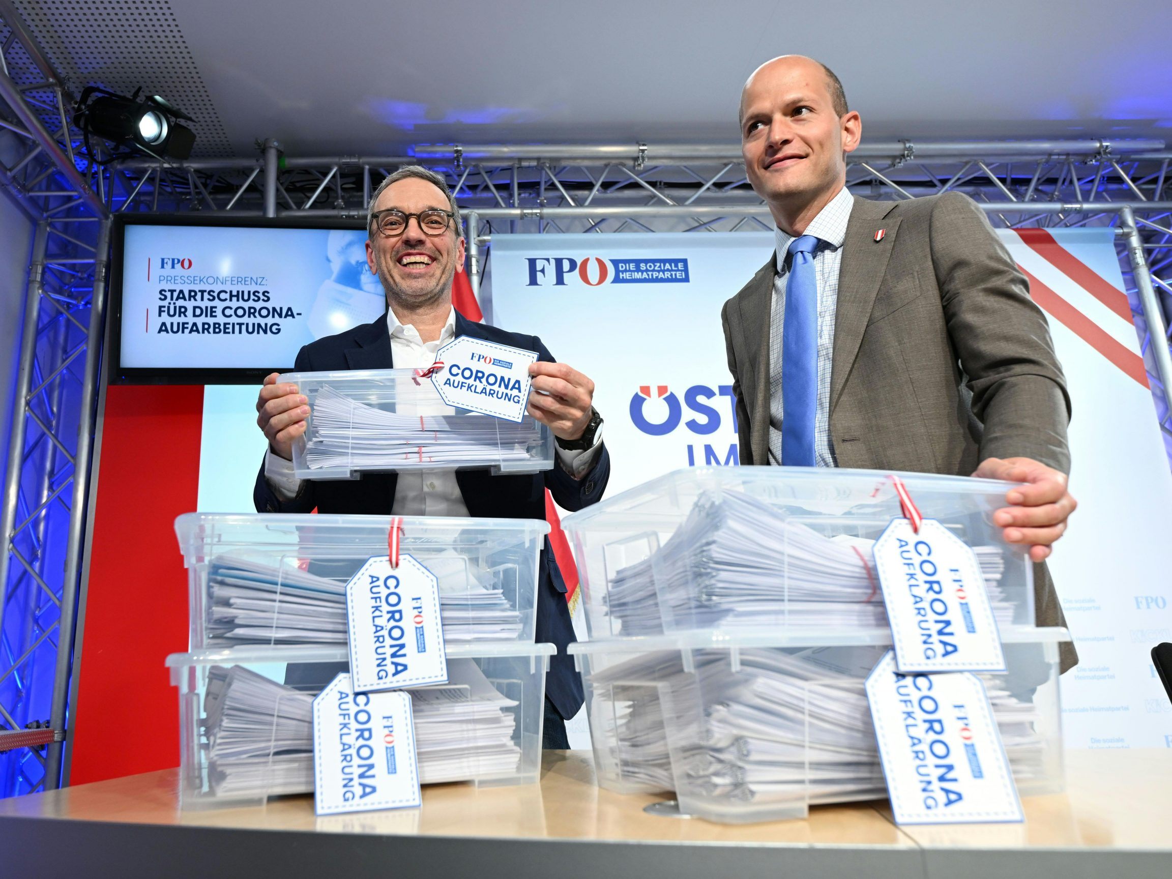 Die FPÖ will die Corona-Zeit mit 827 parlamentarischen Anfragen aufarbeiten.