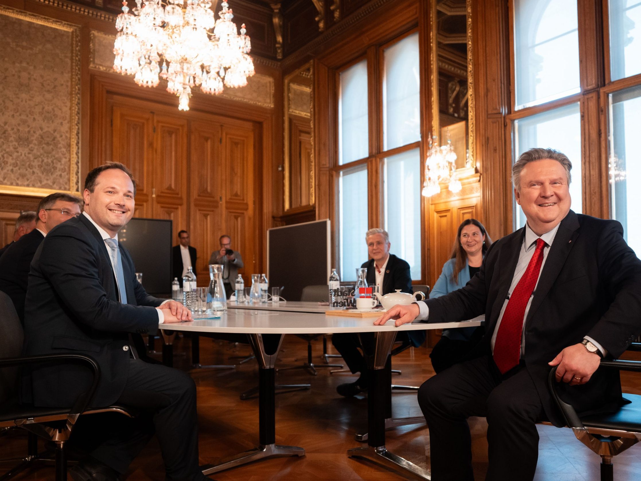 Die erste Sondierungsrunde ist mit den heutigen Terminen somit beendet worden.